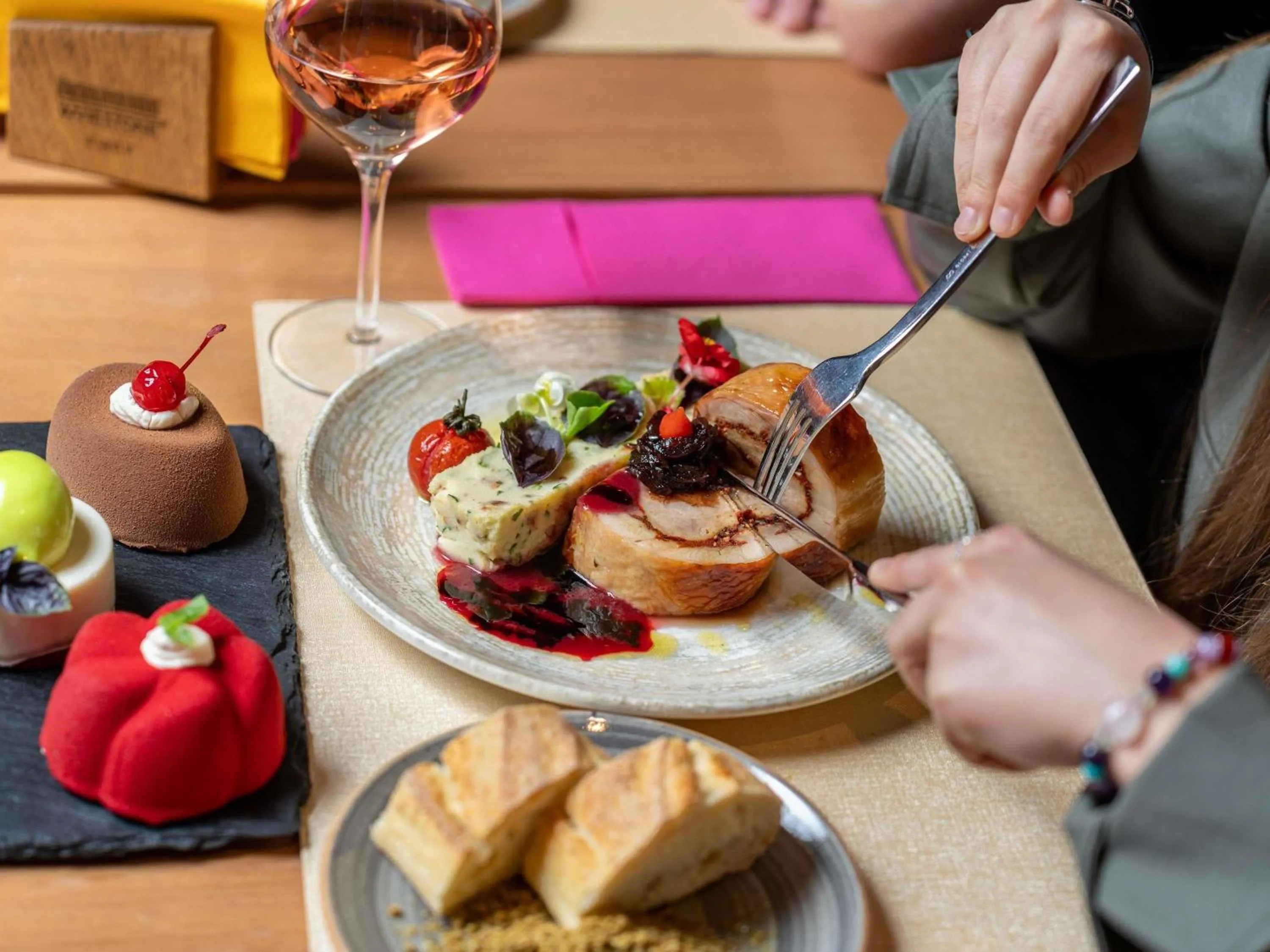 Restaurant/places to eat in Novotel Bucharest City Centre