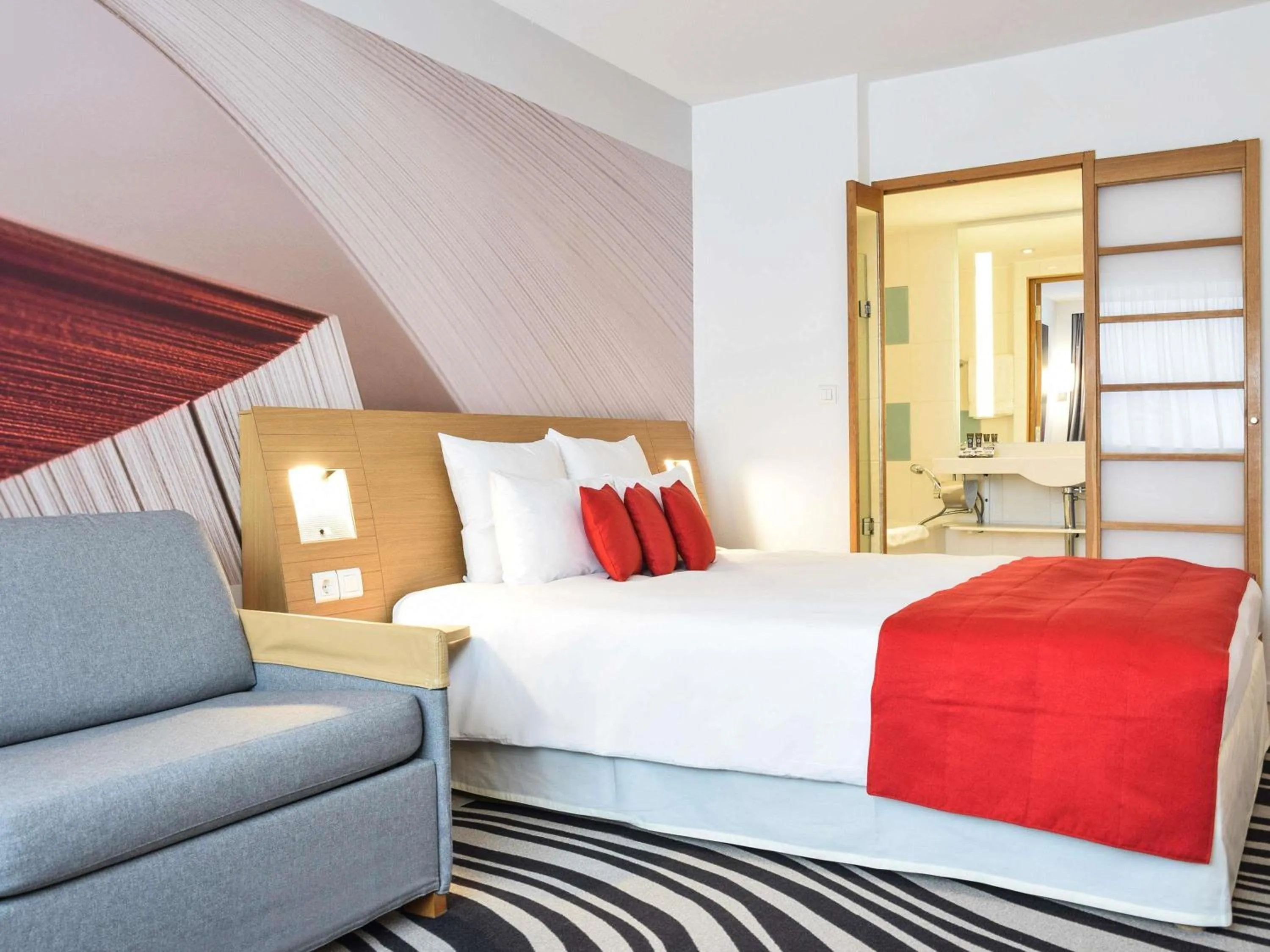 Bedroom, Bed in Novotel Bucharest City Centre