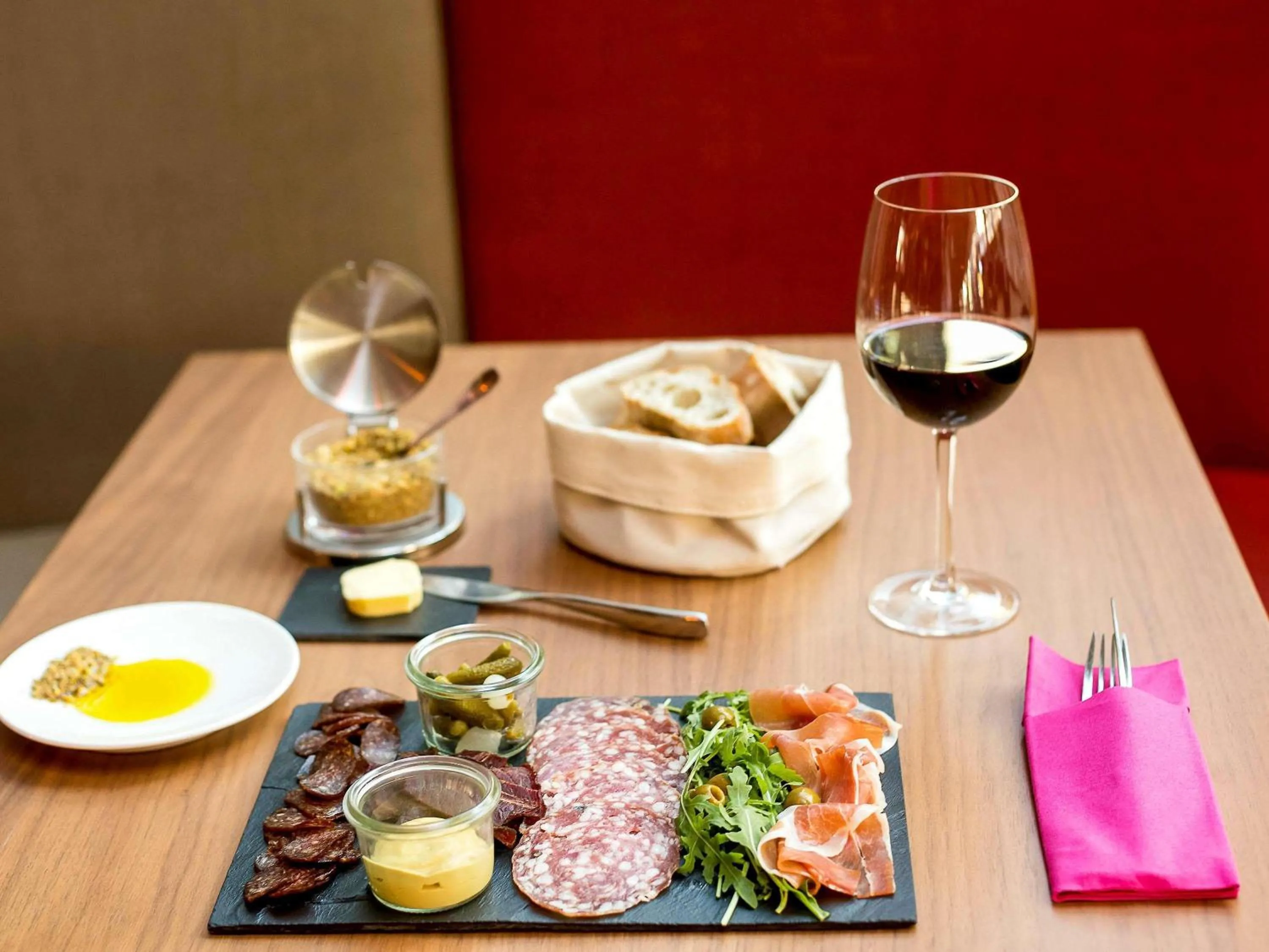 Restaurant/places to eat in Novotel Bucharest City Centre