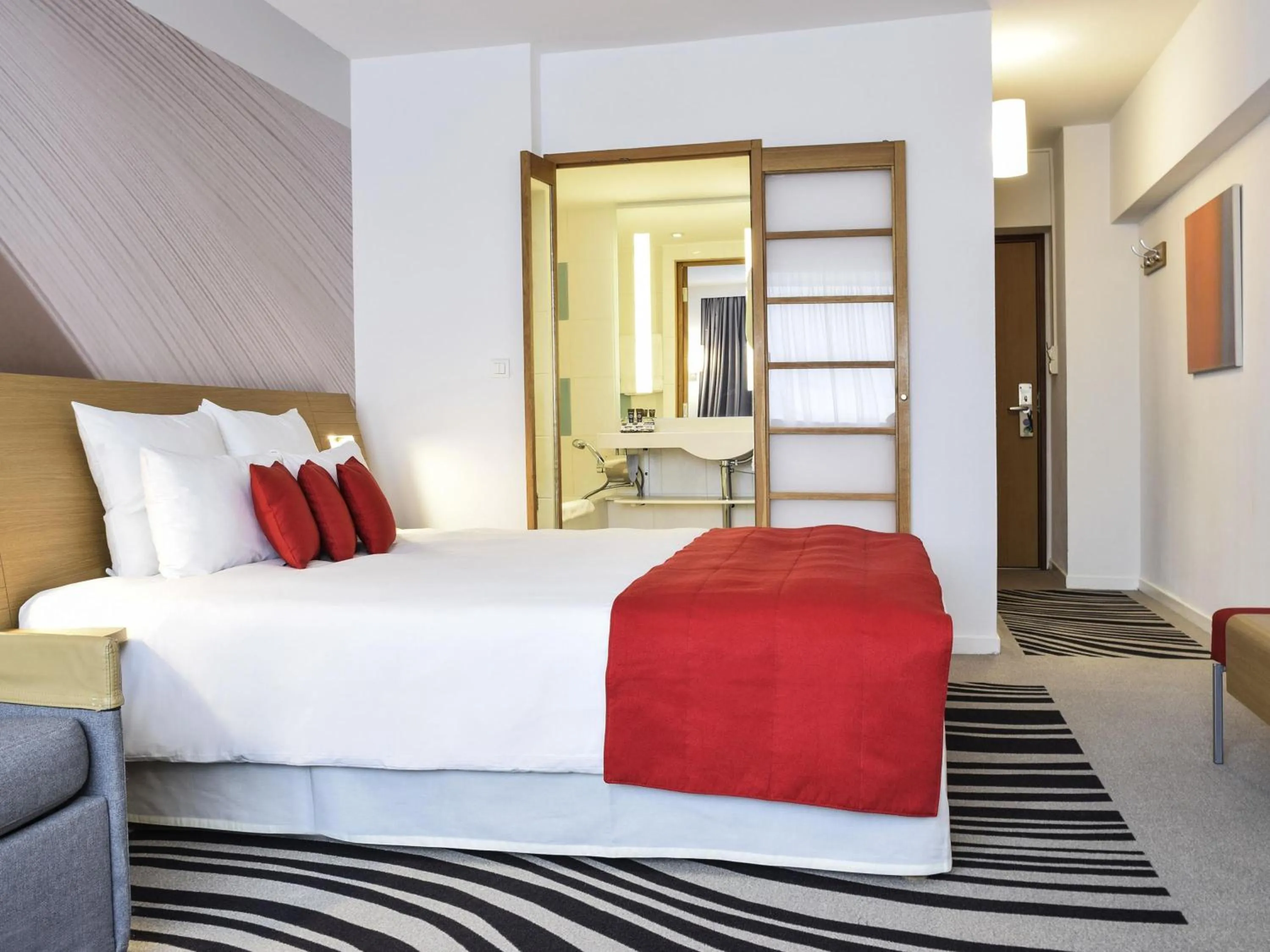 Bedroom, Bed in Novotel Bucharest City Centre