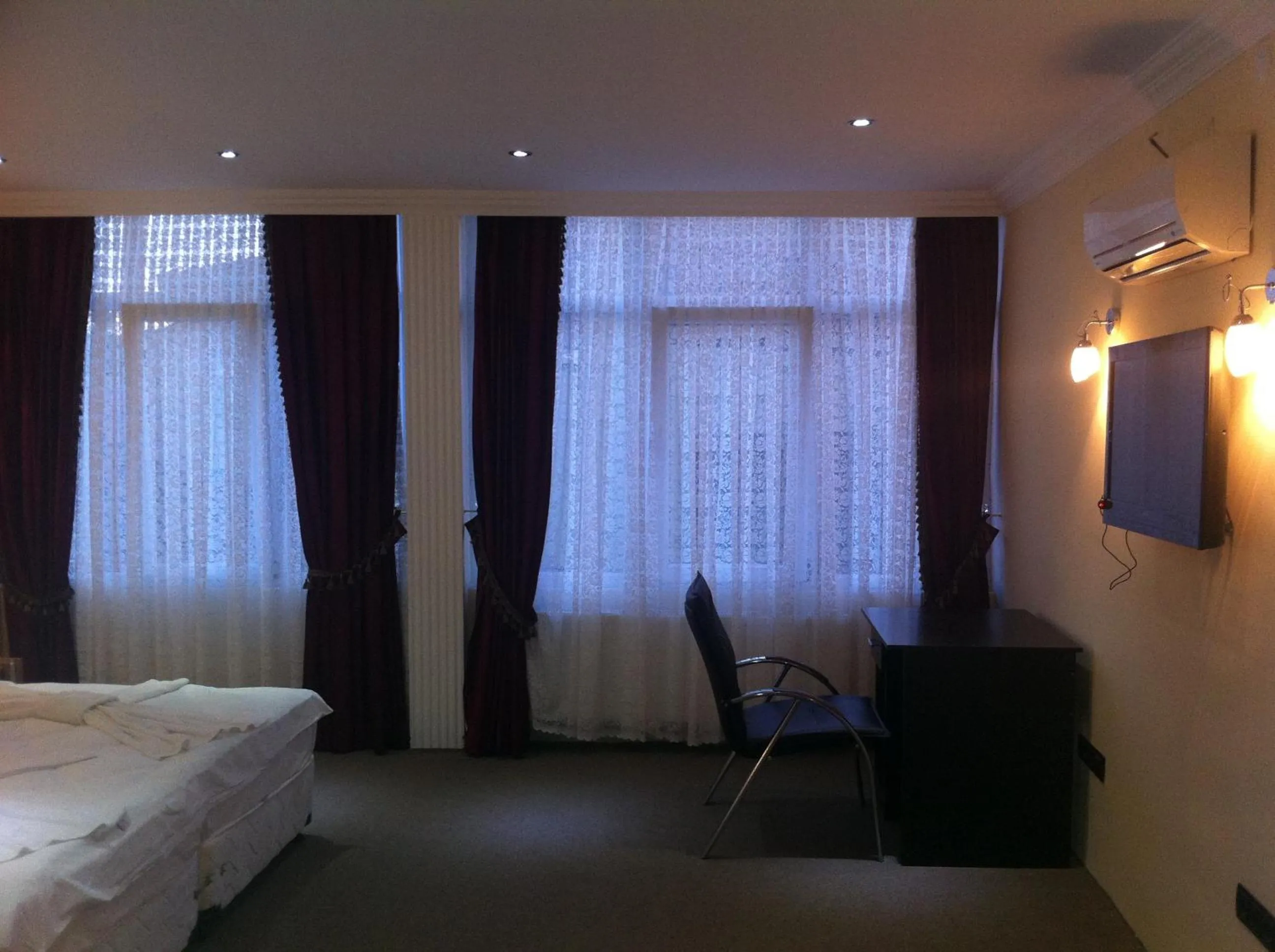 Photo of the whole room, Bed in TJ's Hotel