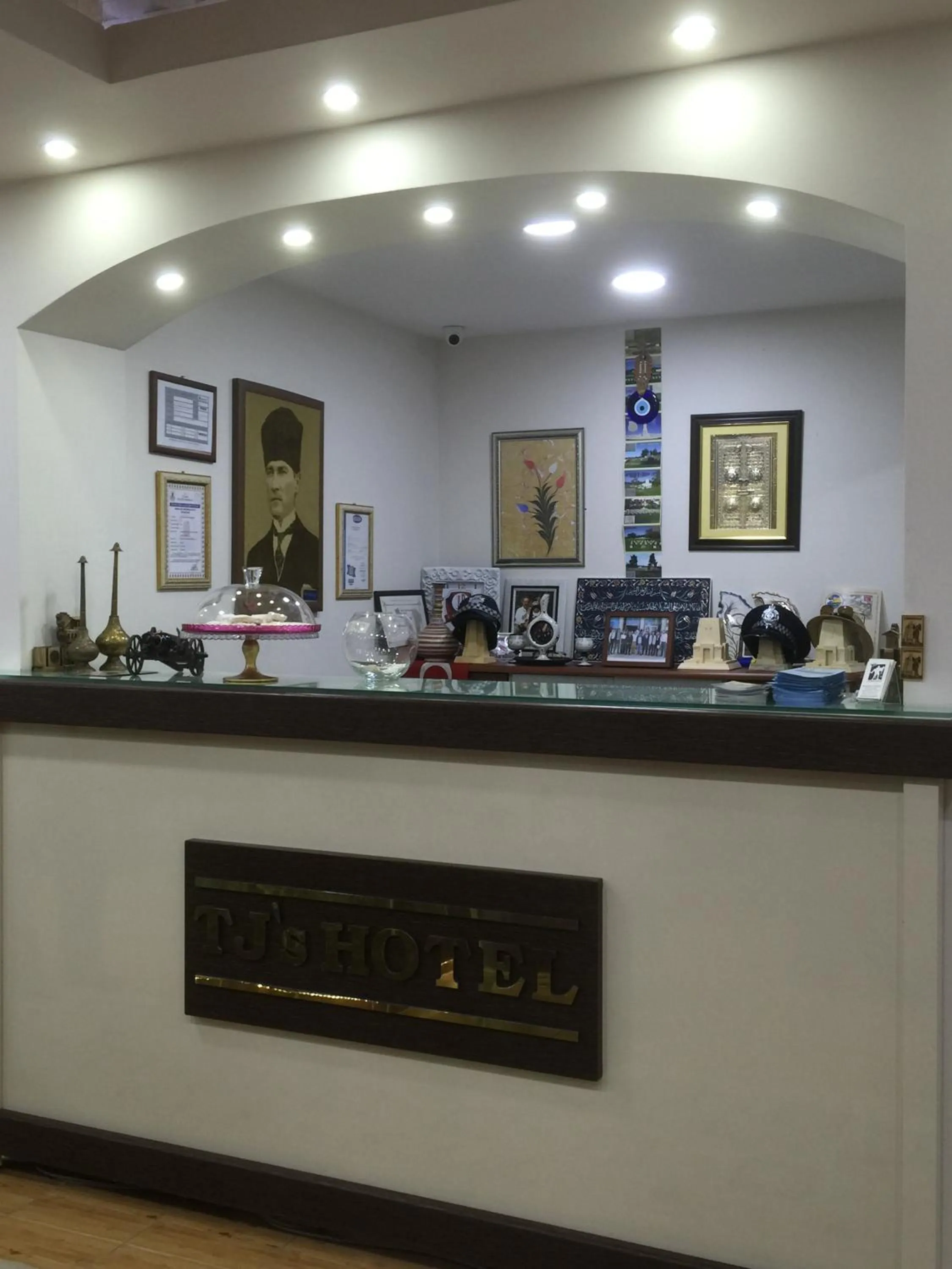 Lobby or reception in TJ's Hotel