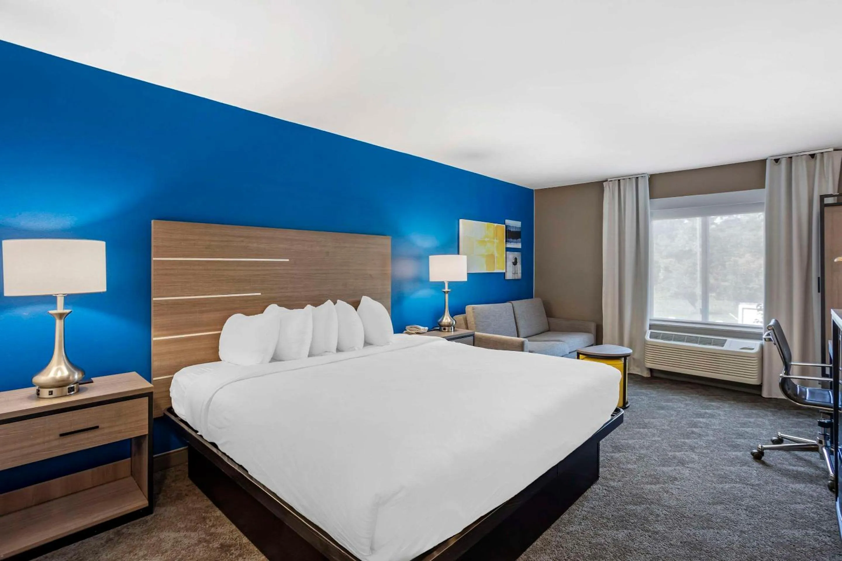 Bedroom, Bed in Comfort Inn & Suites Harrisburg-Hershey North