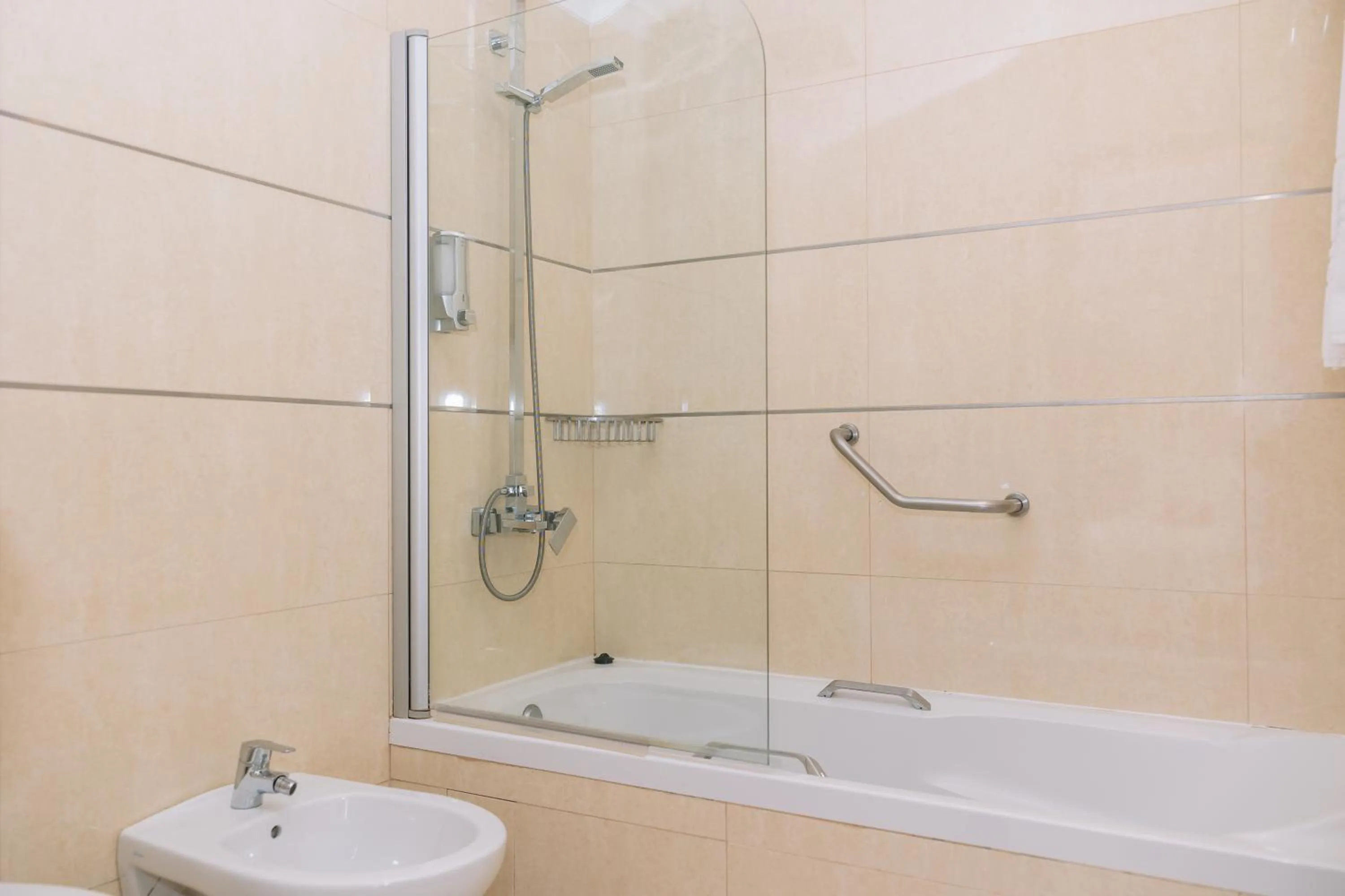 Shower in Grand Muthu Oura View Beach Club