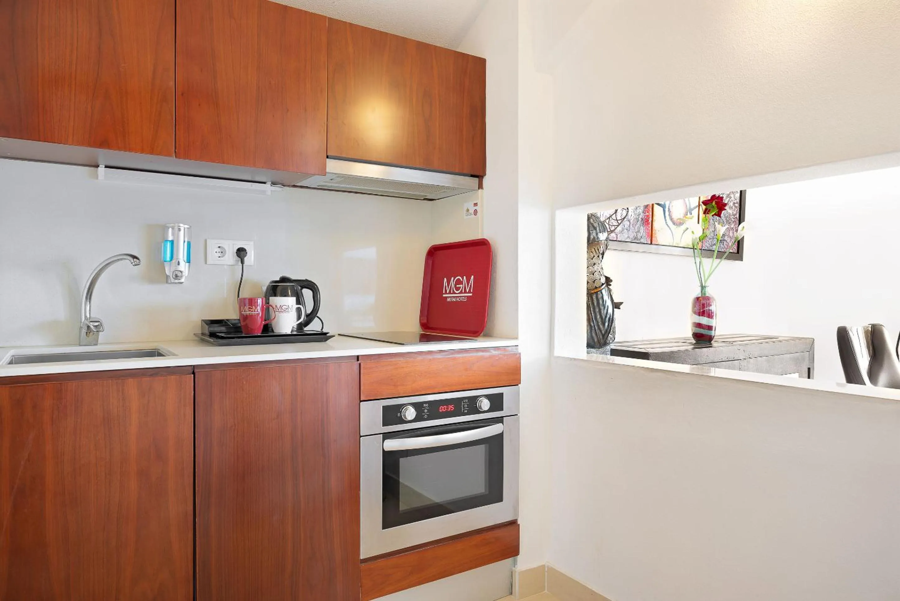 Coffee/tea facilities in Grand Muthu Oura View Beach Club