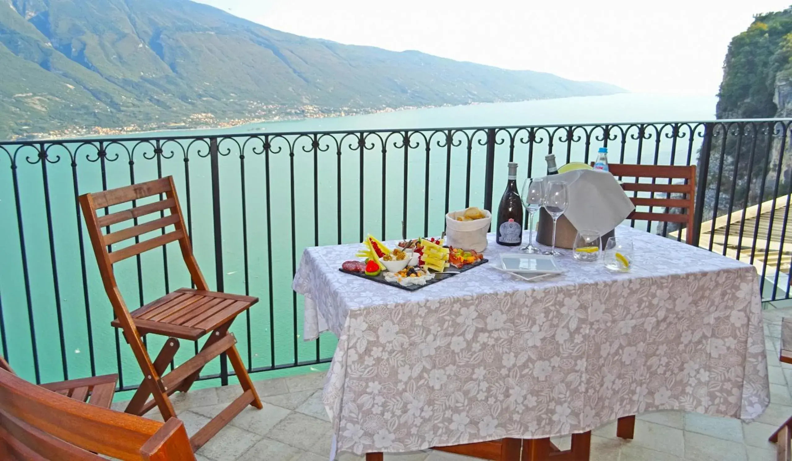 Casa De Pol Exclusive Lake View by Gardadomusmea Casa De Pol Exclusive Lake View by Gardadomusmea