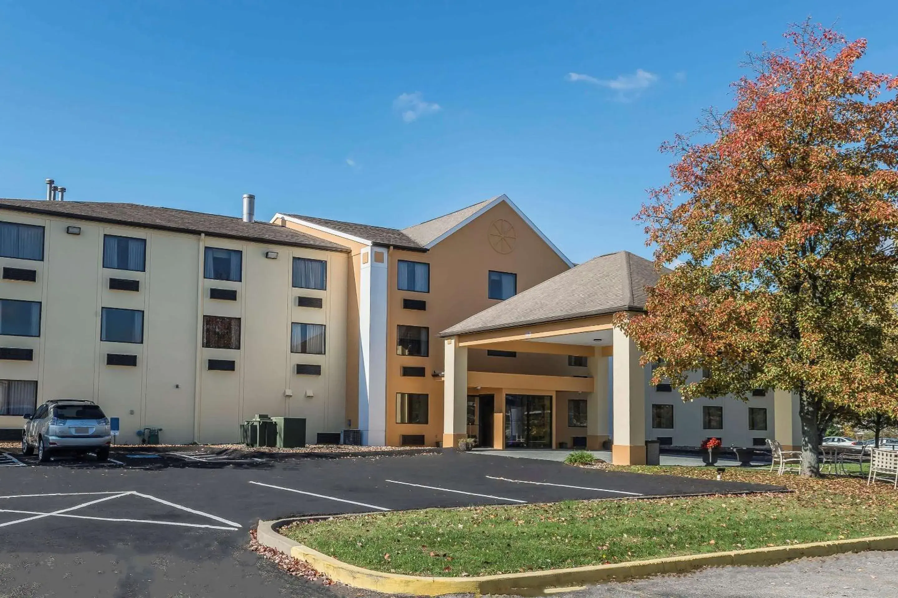Property building in Quality Inn & Suites Pittsburgh Harmarville Property building in Quality Inn & Suites Pittsburgh Harmarville