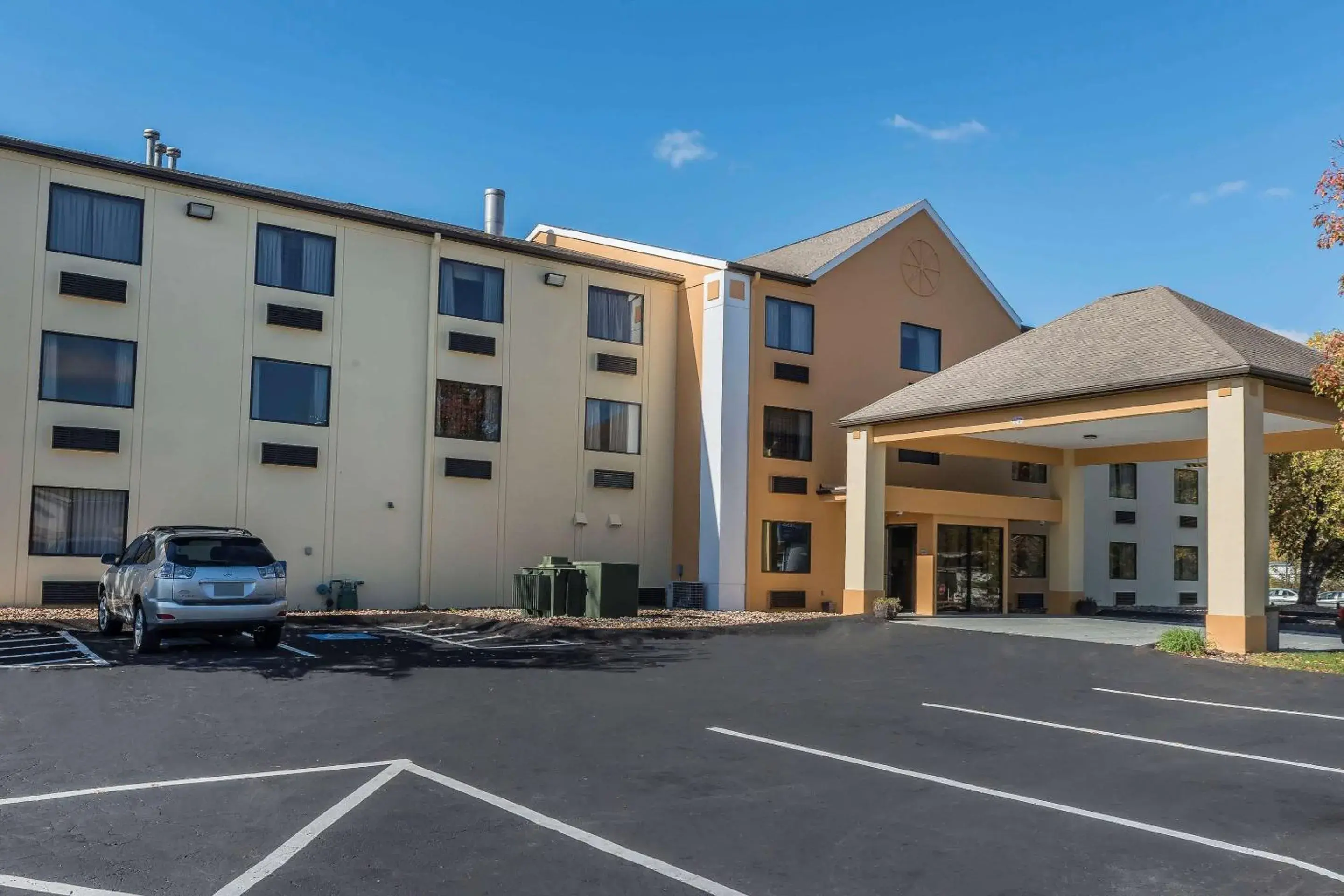 Property building in Quality Inn & Suites Pittsburgh Harmarville Property building in Quality Inn & Suites Pittsburgh Harmarville
