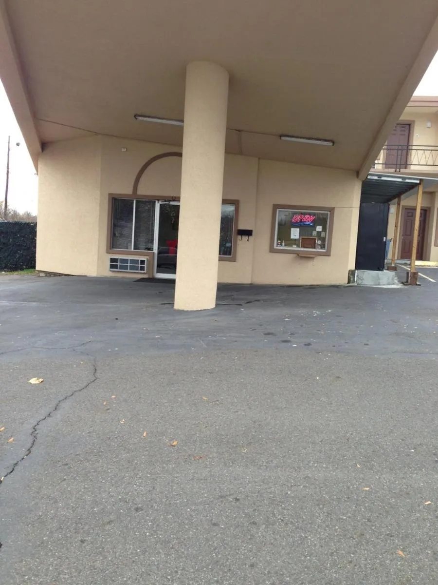 Facade/entrance in Economy Inn Hot Springs