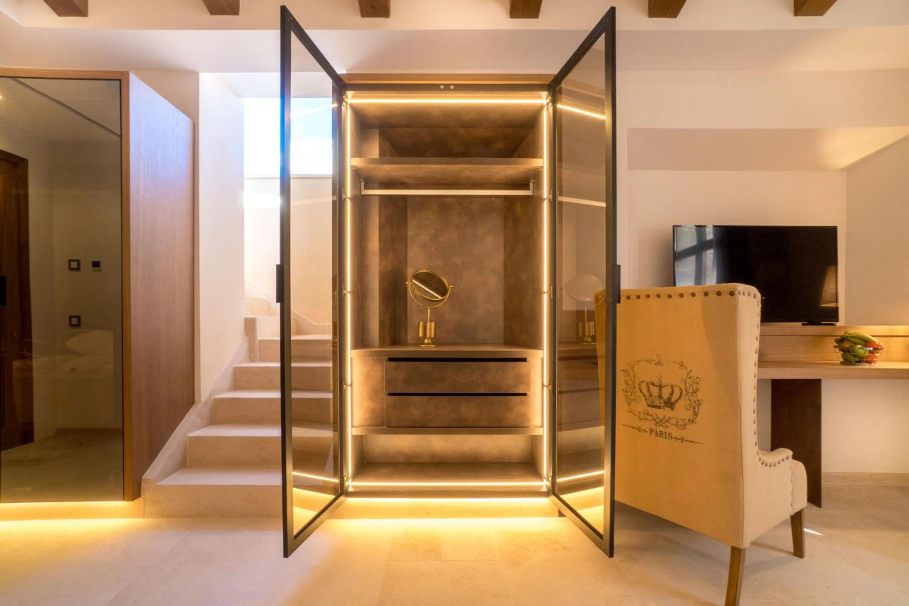 wardrobe in Hotel Creu de Tau Art&Spa-Adults only