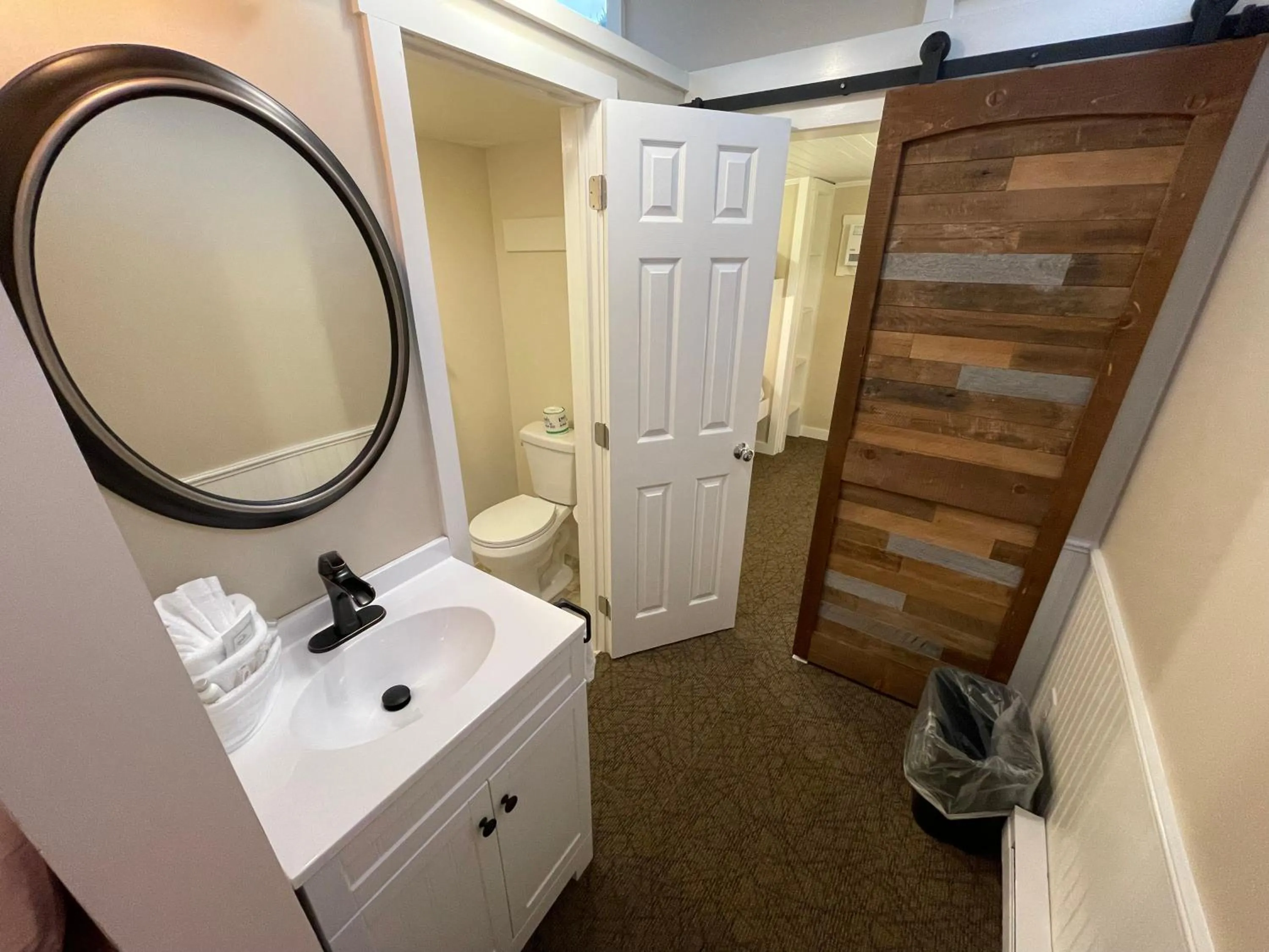 Bathroom in Red Caboose Motel & Restaurant