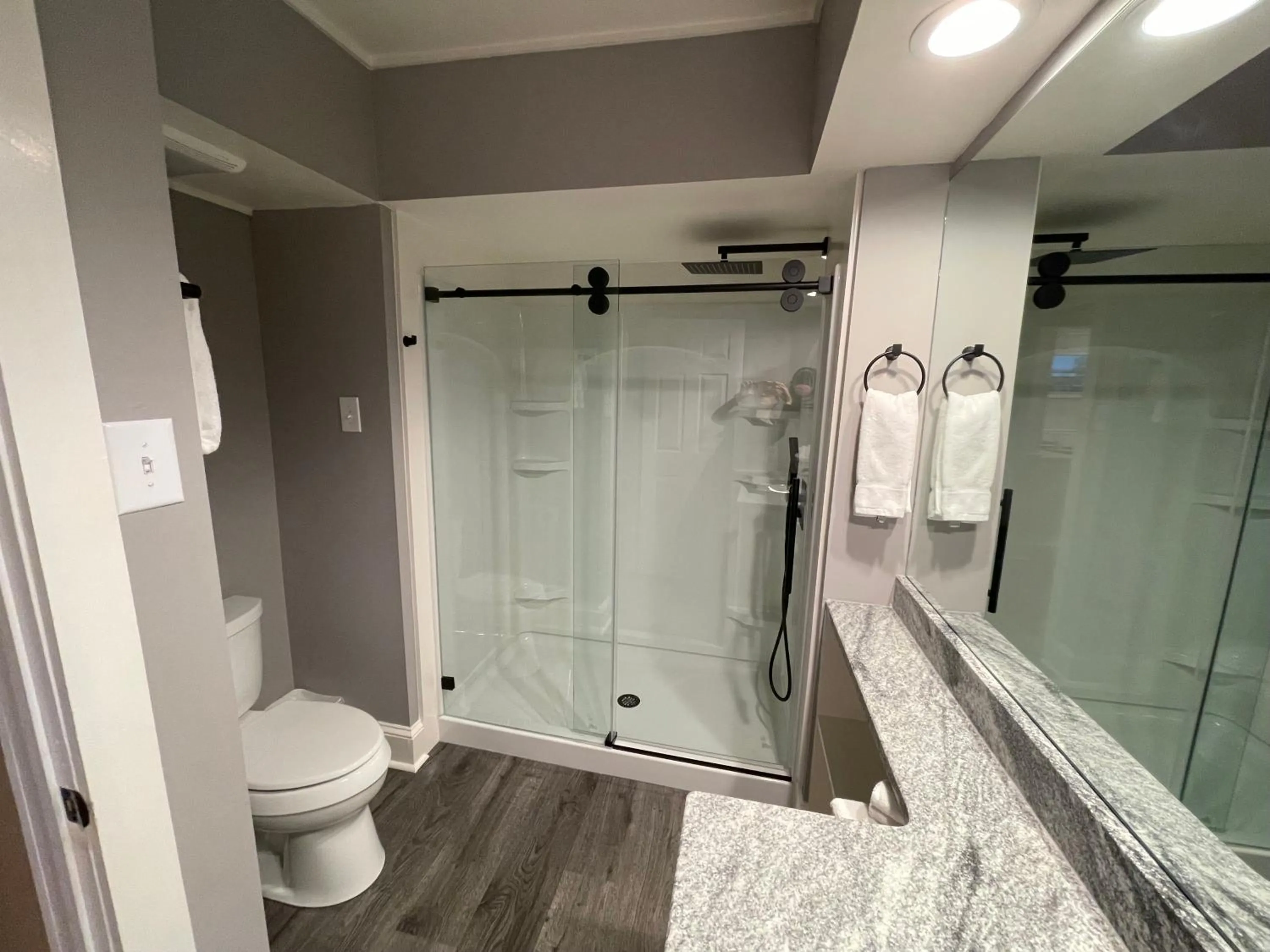 Bathroom in Red Caboose Motel & Restaurant