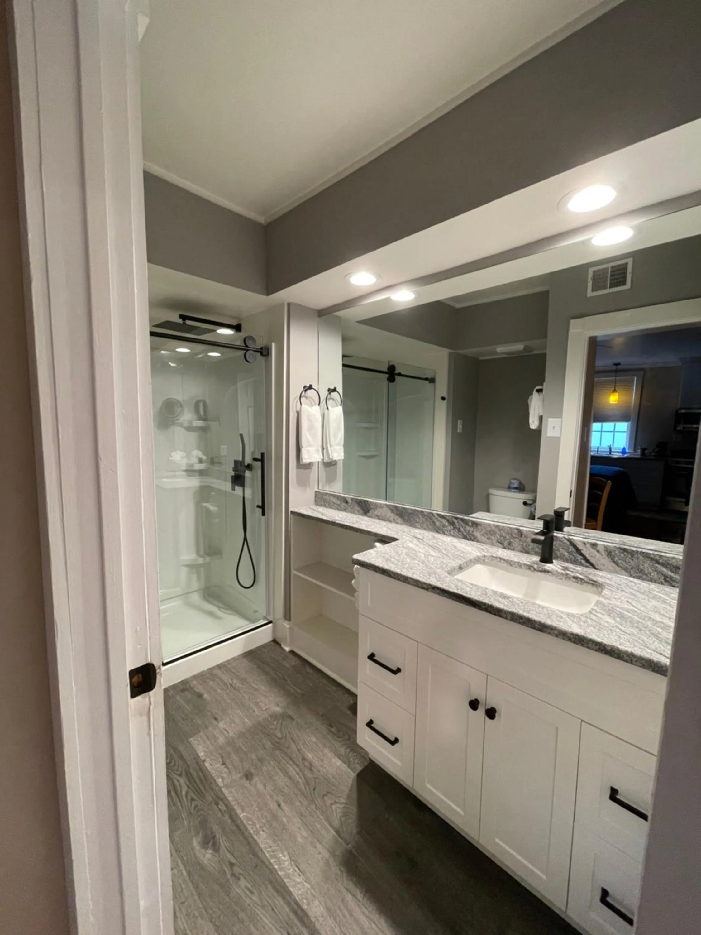 Bathroom in Red Caboose Motel & Restaurant