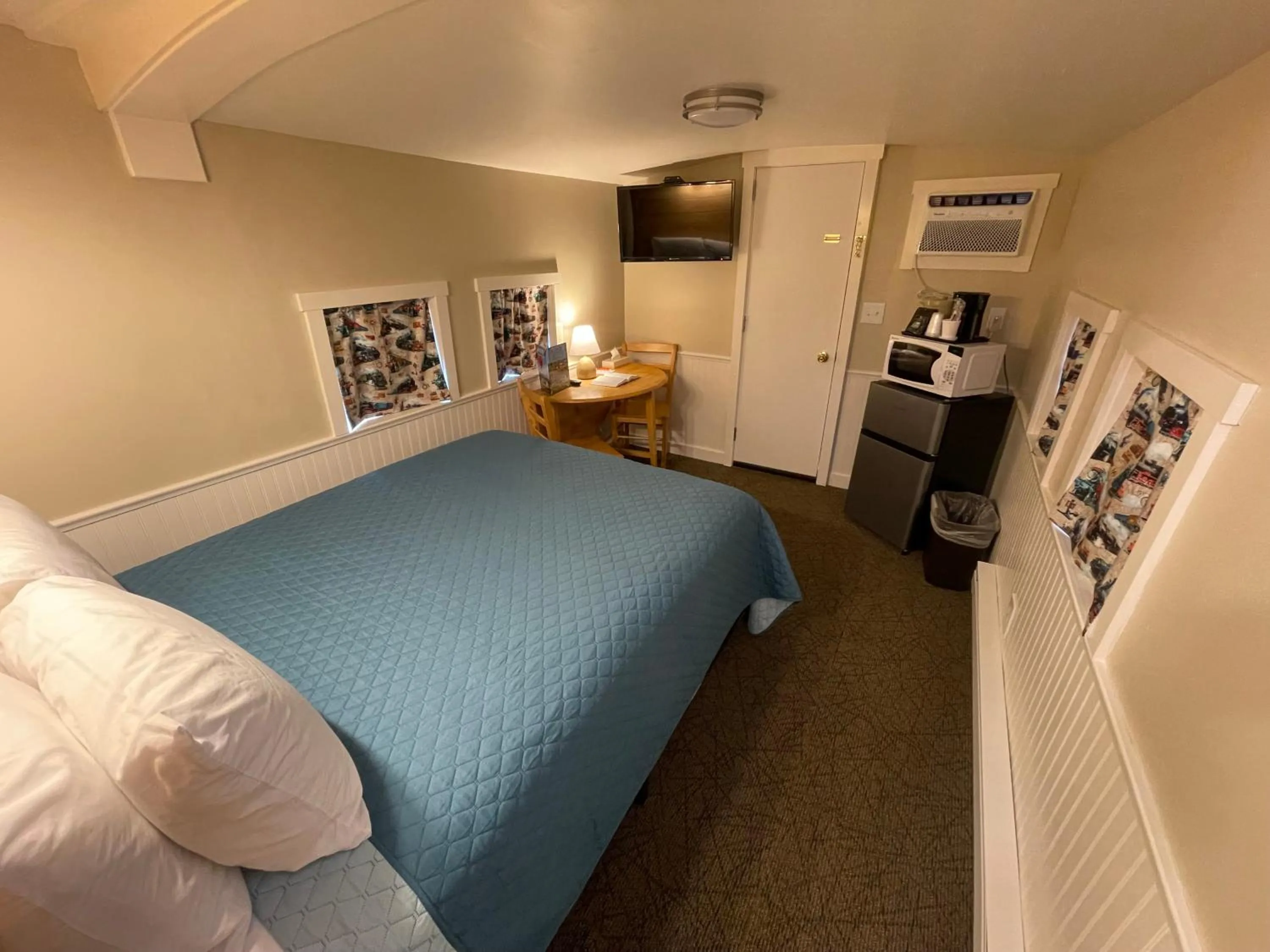 Bedroom, Bed in Red Caboose Motel & Restaurant