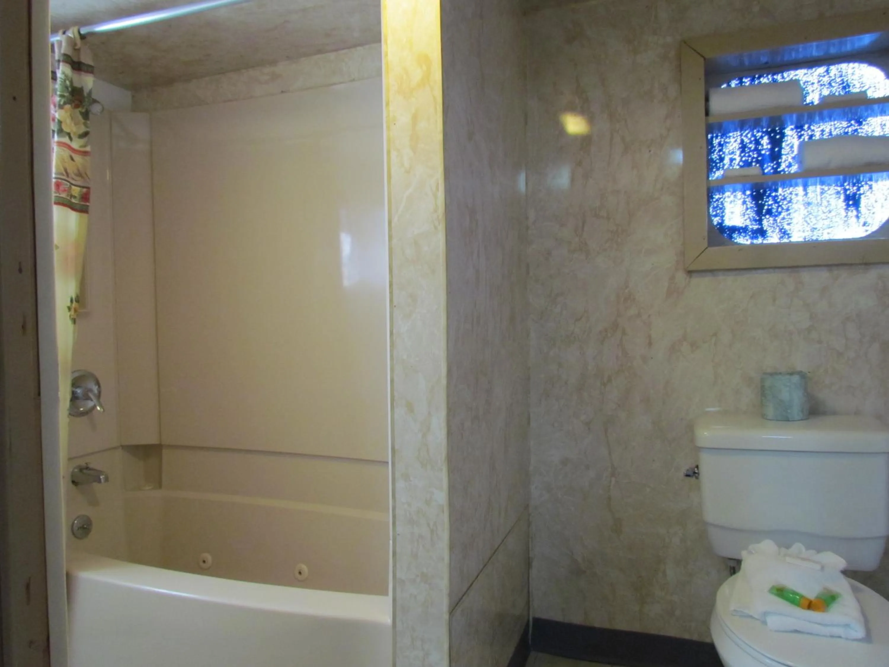 Bathroom in Red Caboose Motel & Restaurant