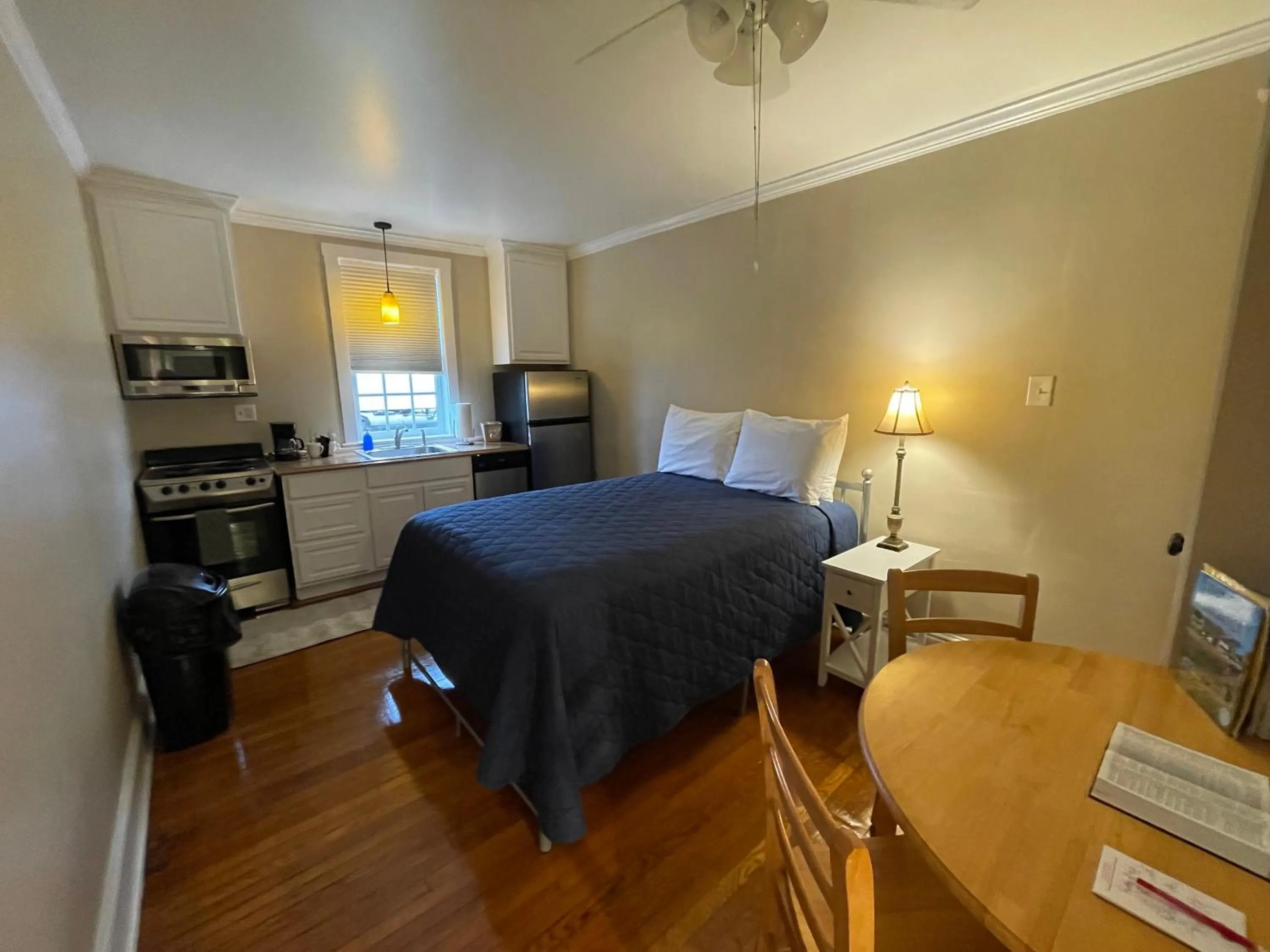 Kitchen or kitchenette, Bed in Red Caboose Motel & Restaurant