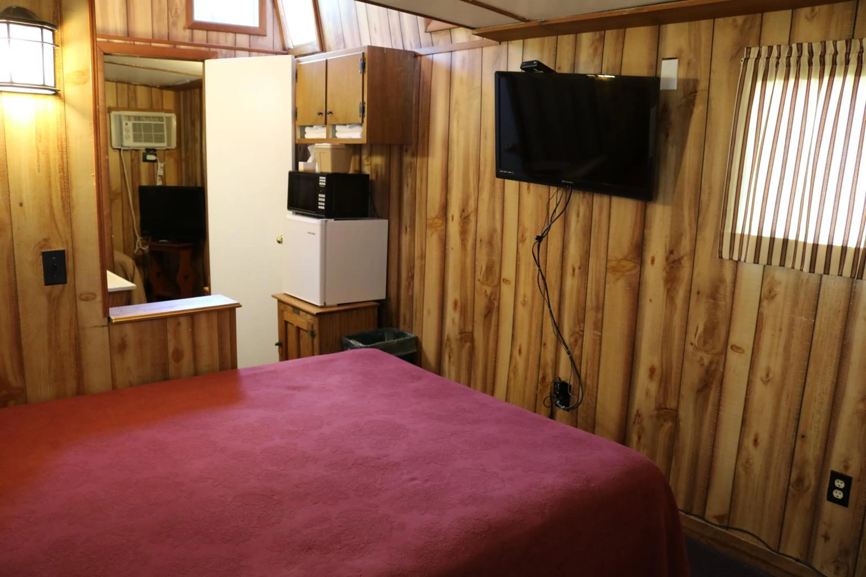 Bed in Red Caboose Motel & Restaurant