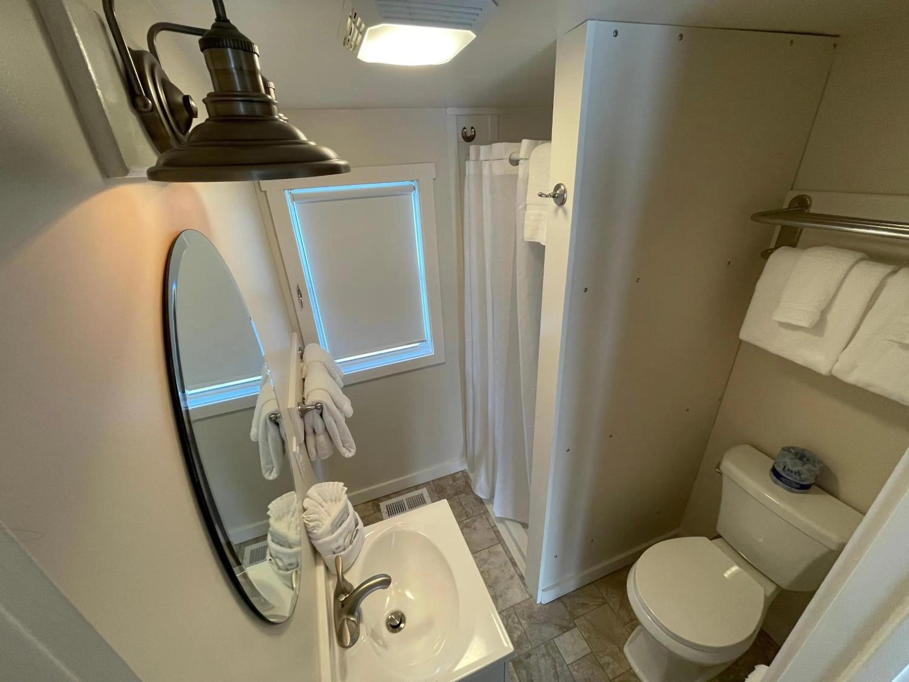 Shower in Red Caboose Motel & Restaurant