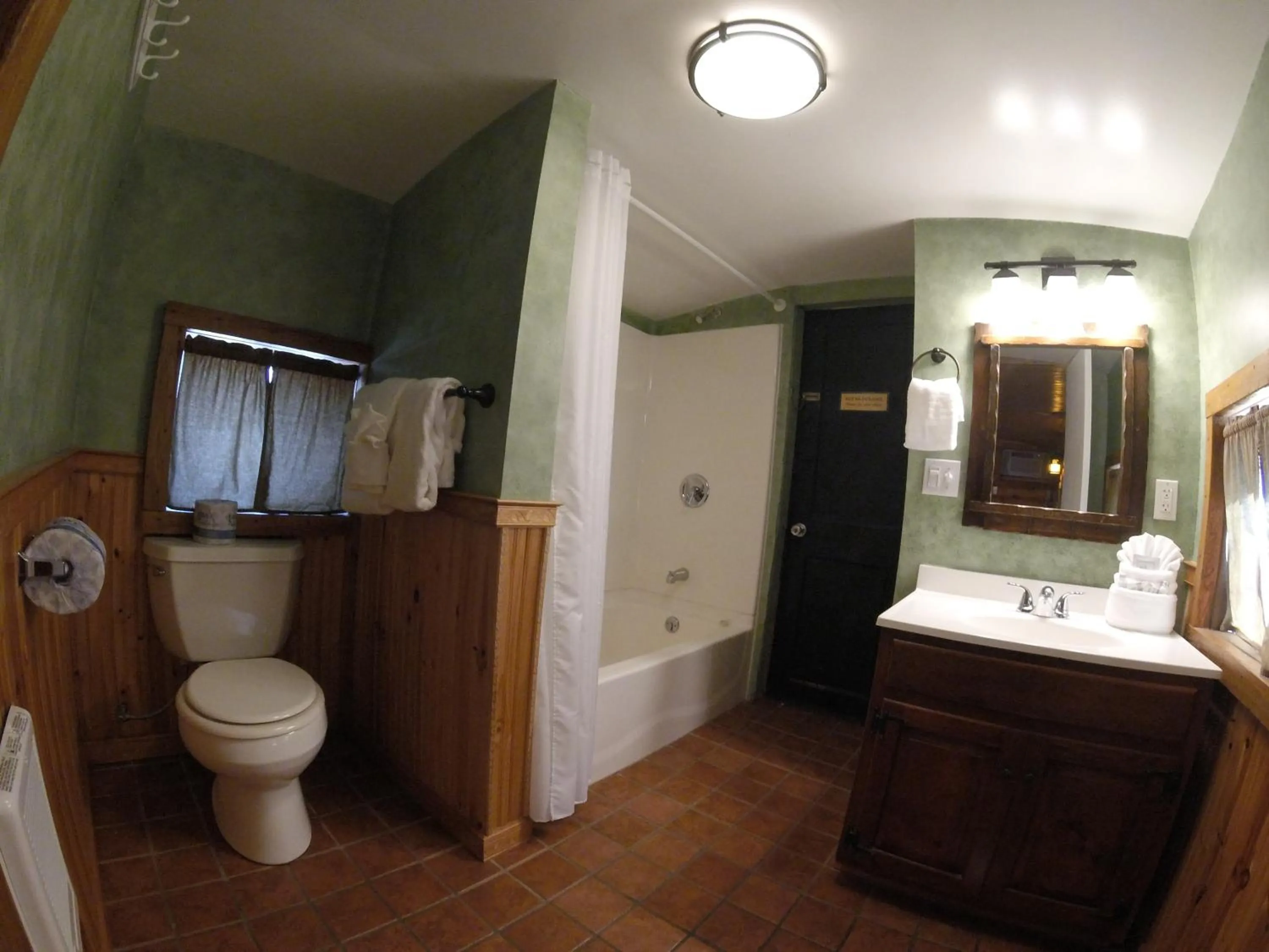 Bathroom in Red Caboose Motel & Restaurant