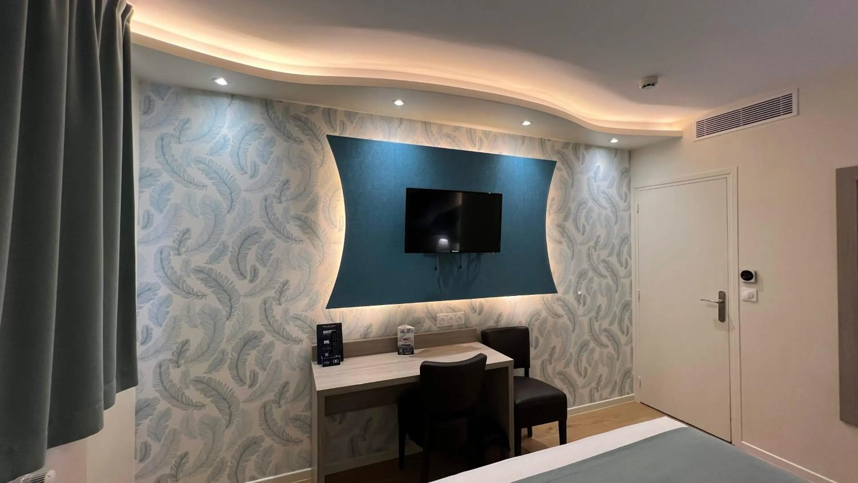 Bed in Contact Hôtel Le Continental