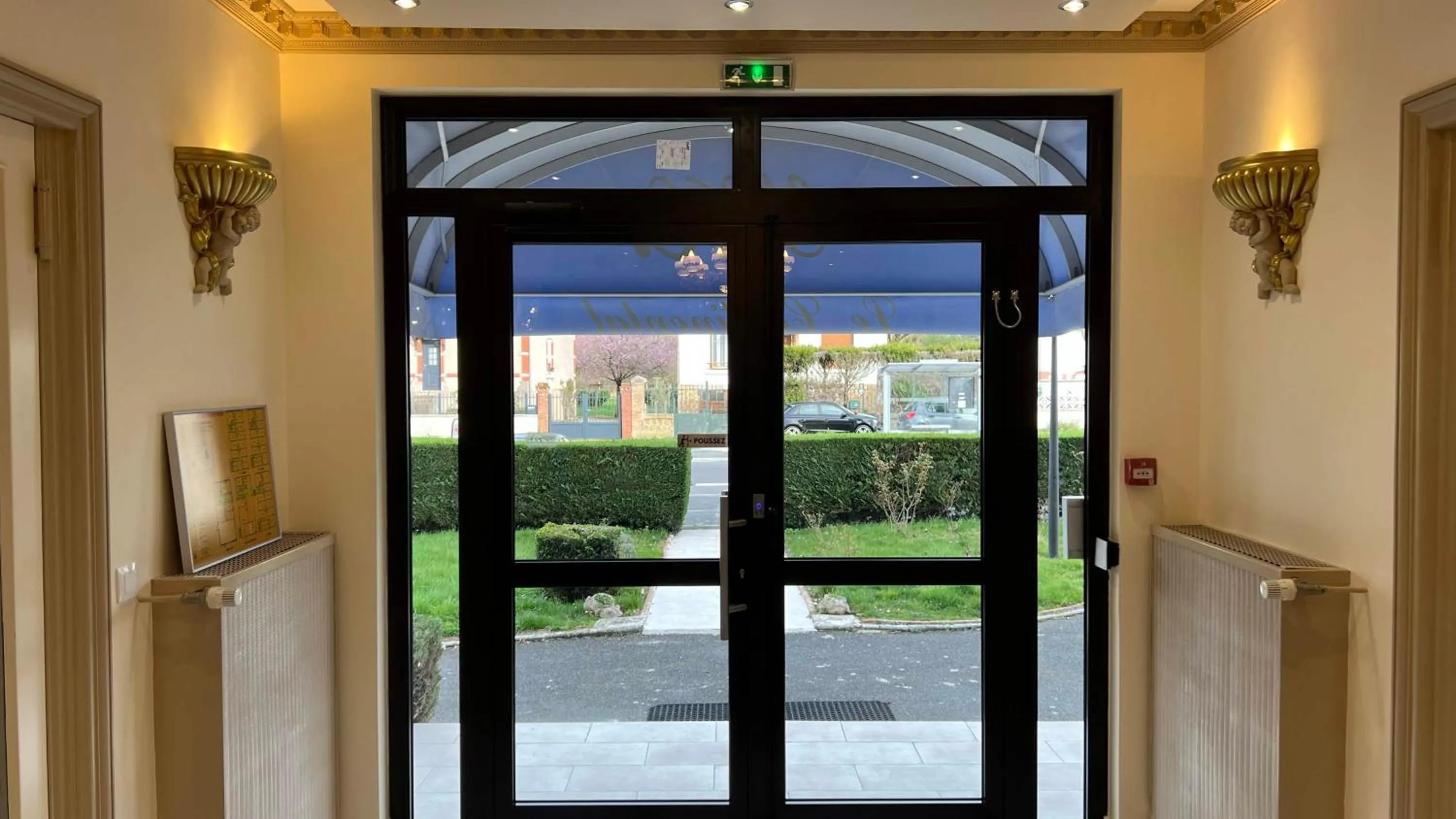 Facade/entrance in Contact Hôtel Le Continental