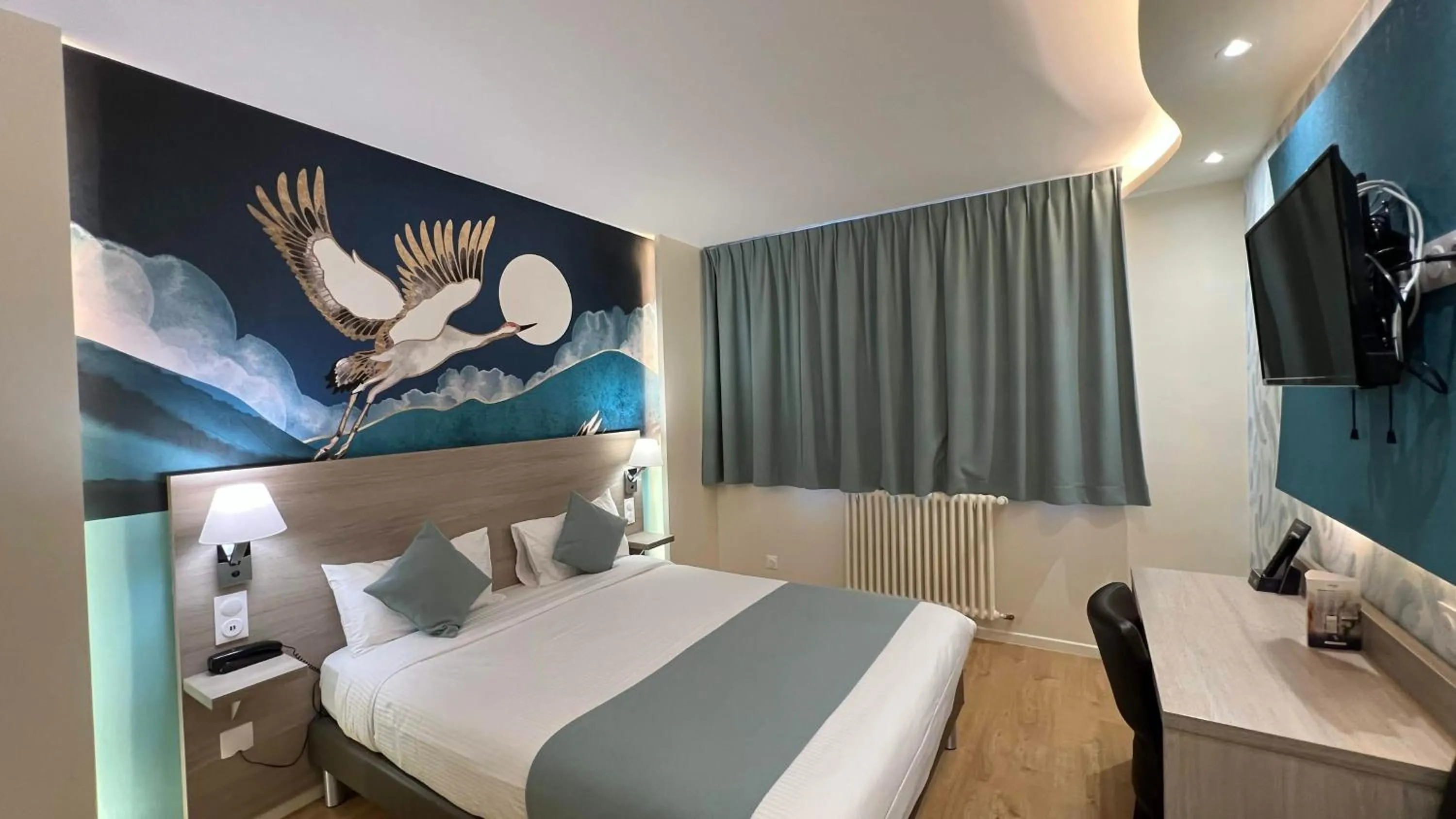 Bedroom, Bed in Contact Hôtel Le Continental