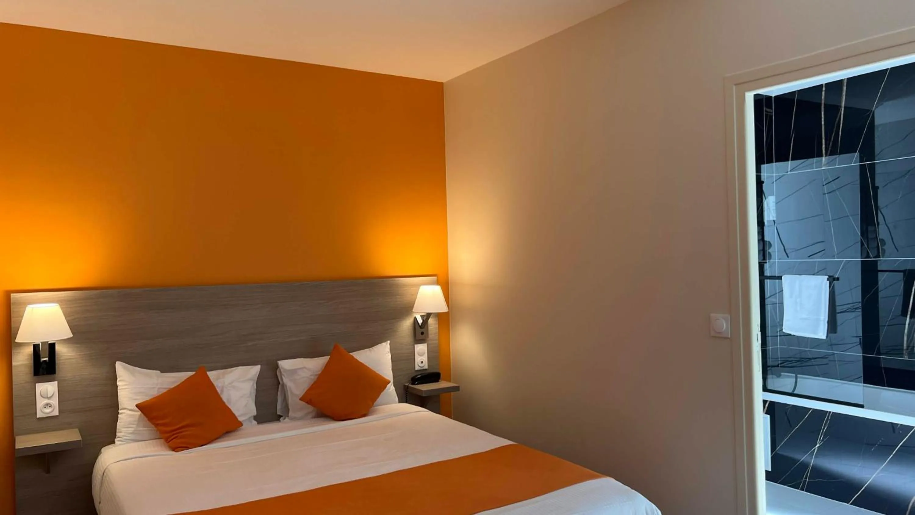 Bed in Contact Hôtel Le Continental