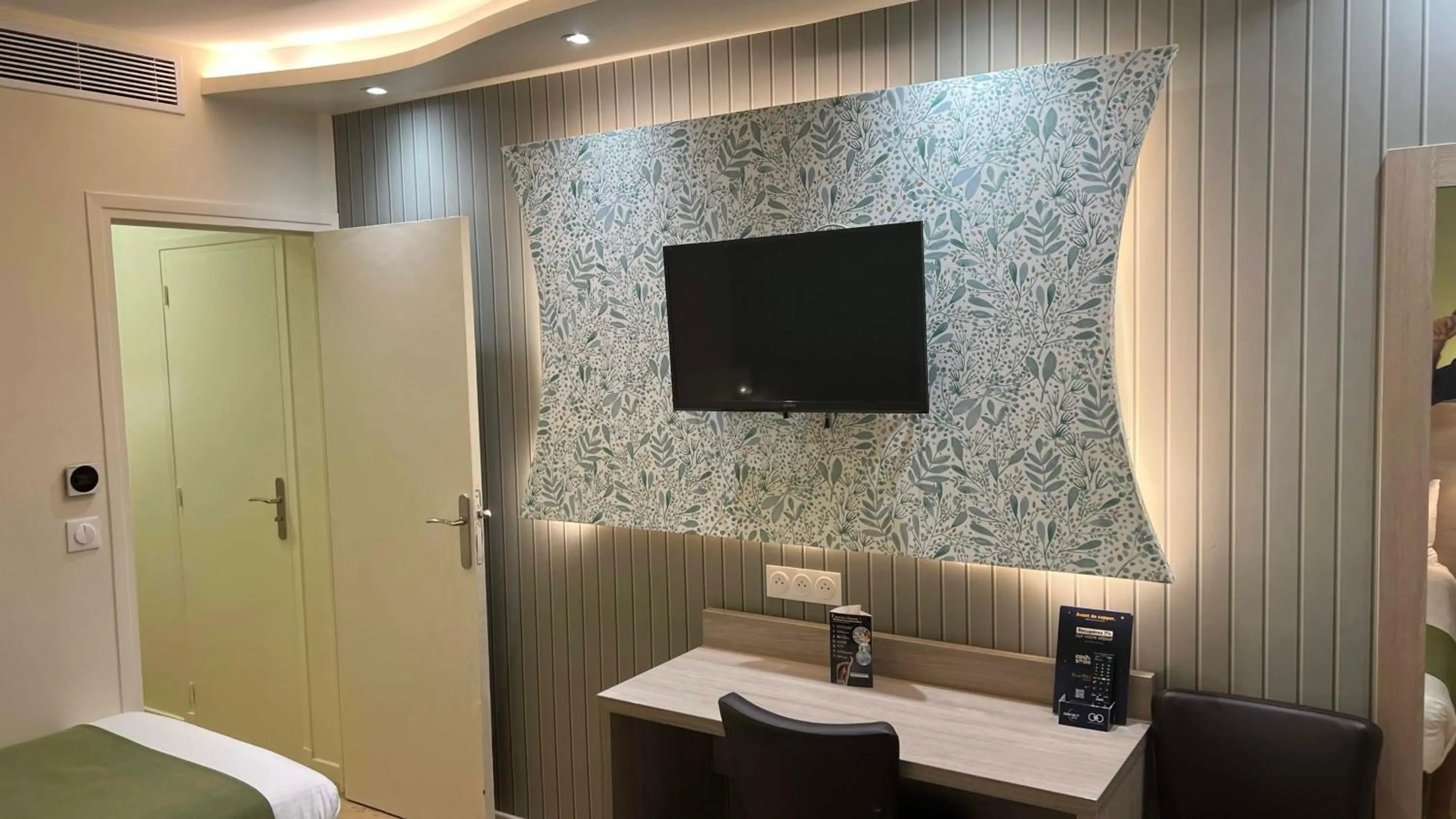 TV and multimedia, Bed in Contact Hôtel Le Continental