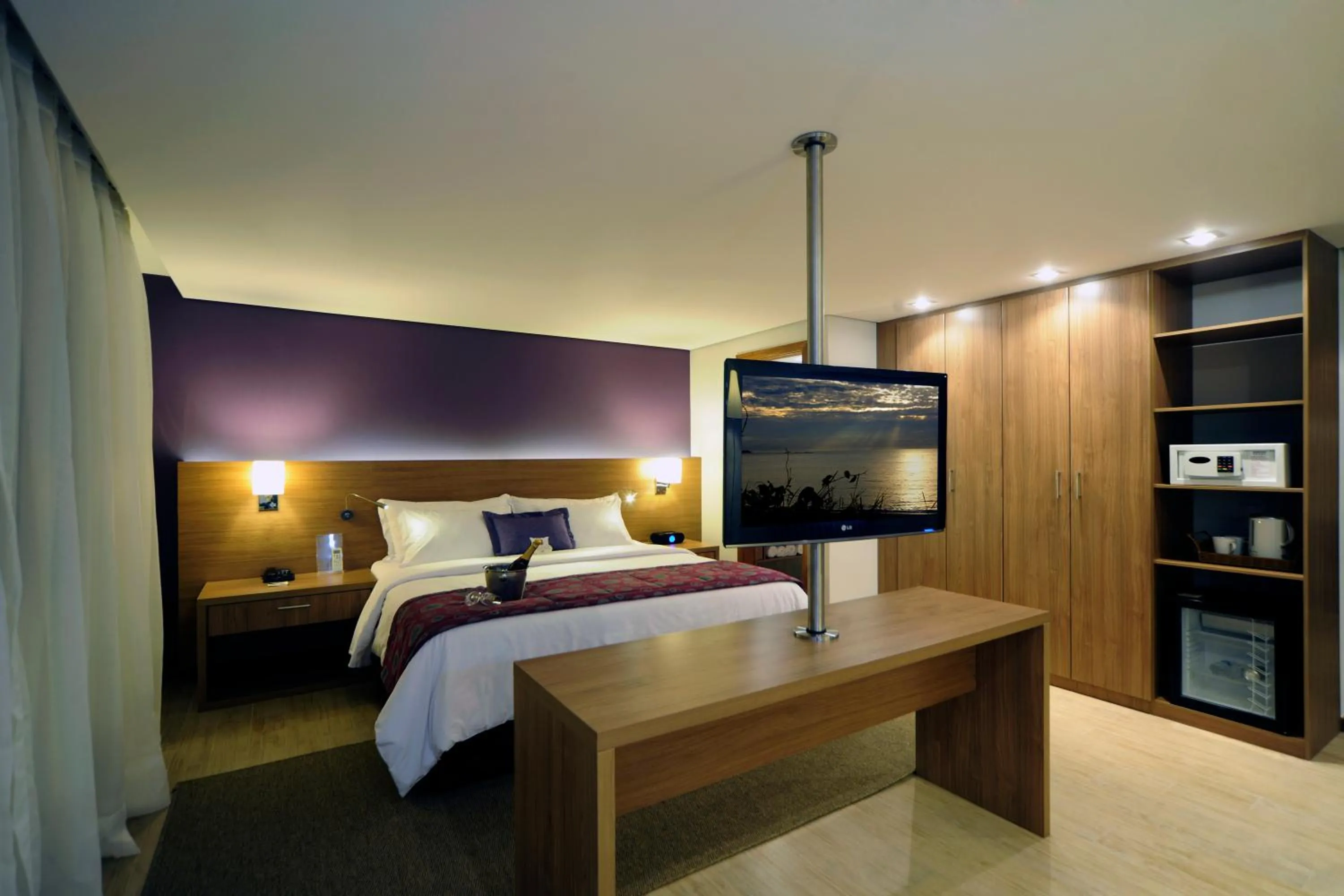 Communal lounge/ TV room, Bed in Radisson Hotel Belém