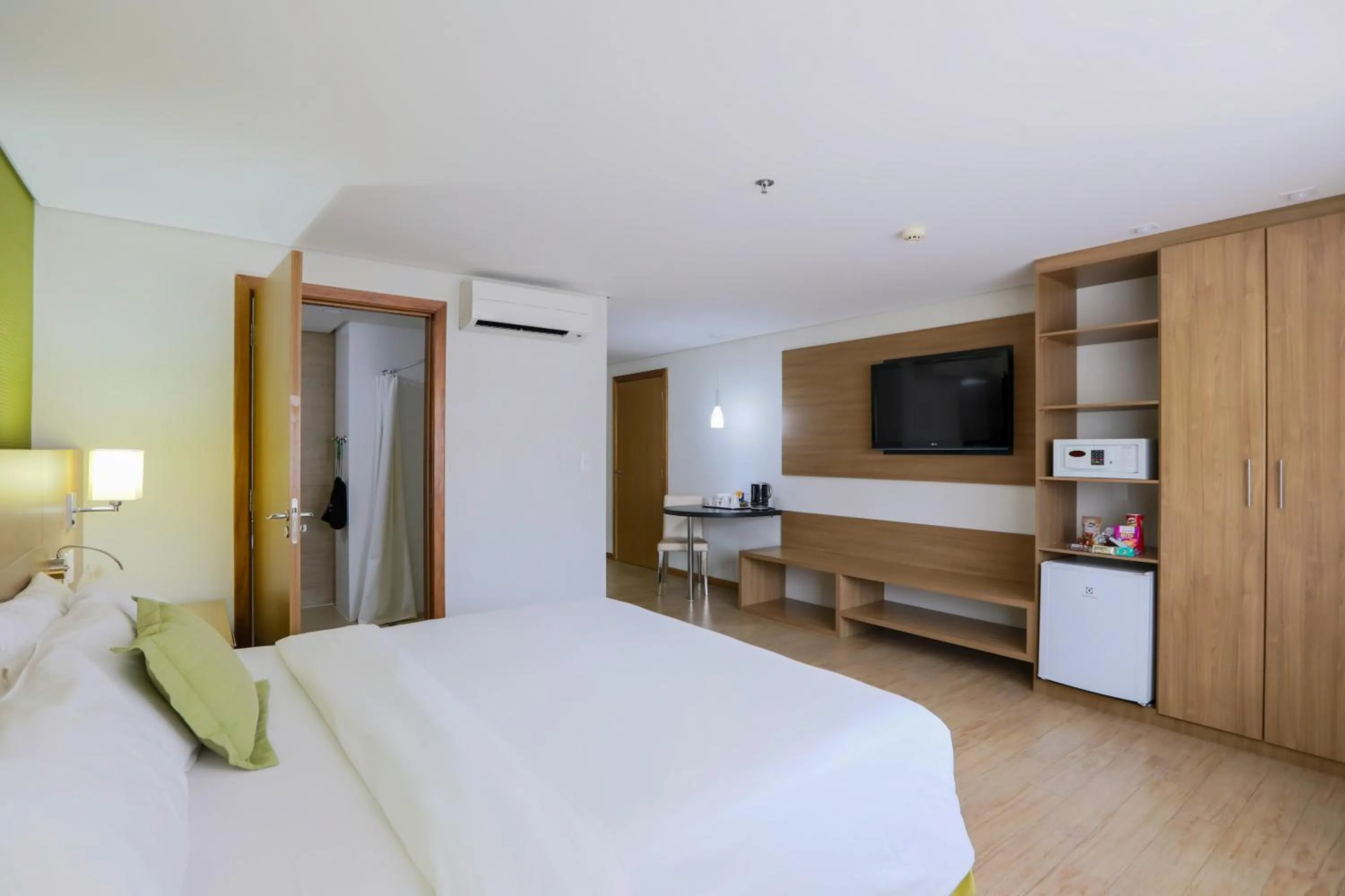 Communal lounge/ TV room, Bed in Radisson Hotel Belém