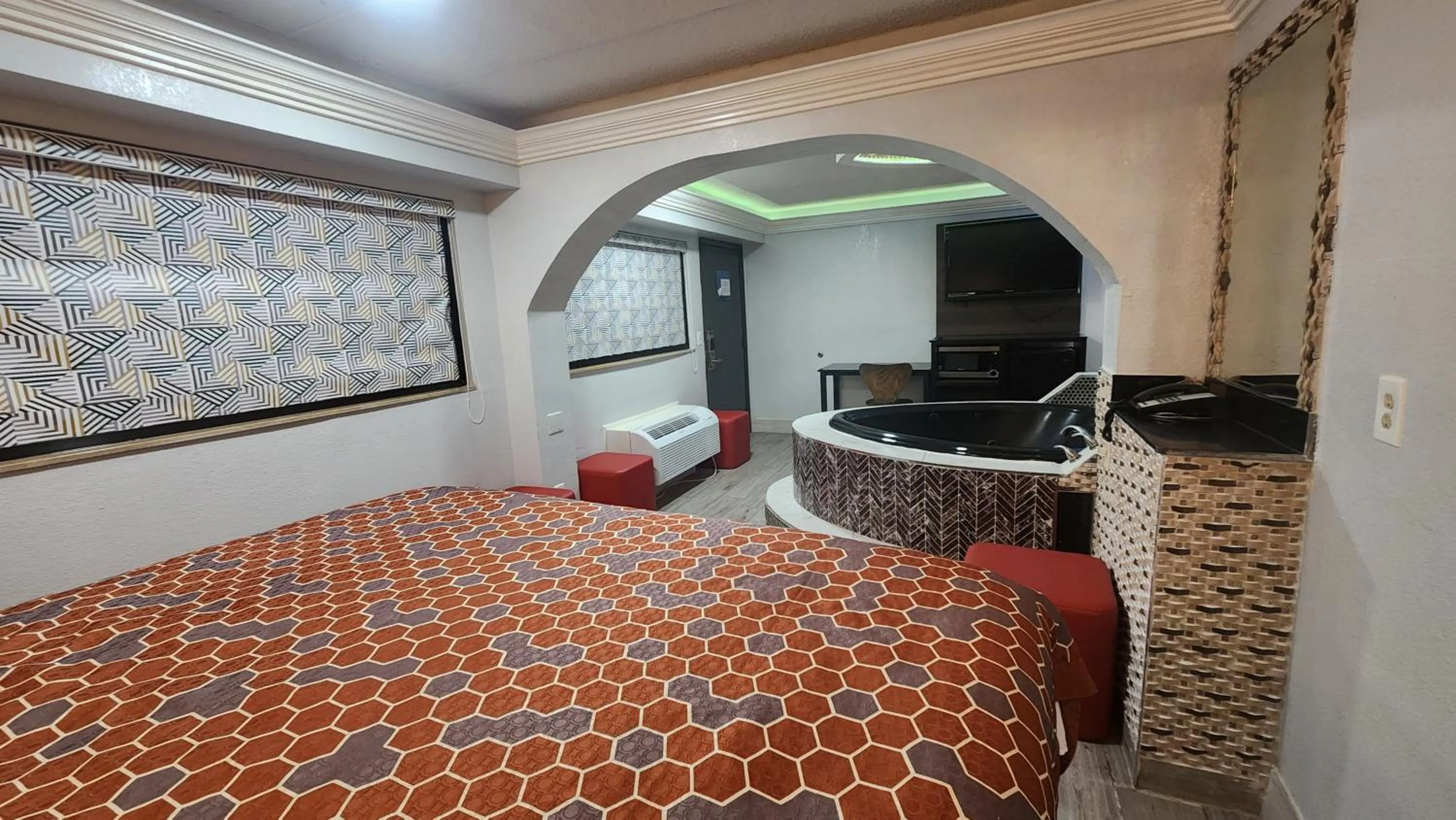 Bed in Americas Best Value Inn and Suites Little Rock