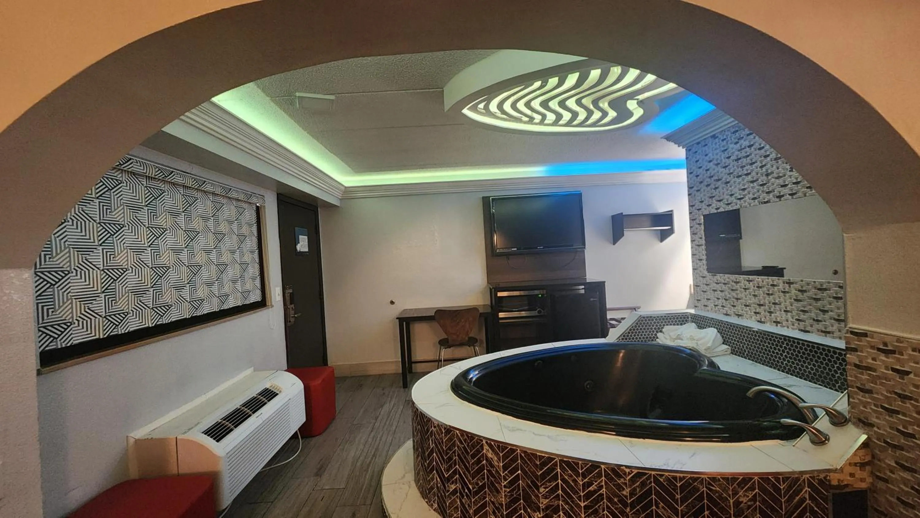 Hot Tub in Americas Best Value Inn and Suites Little Rock