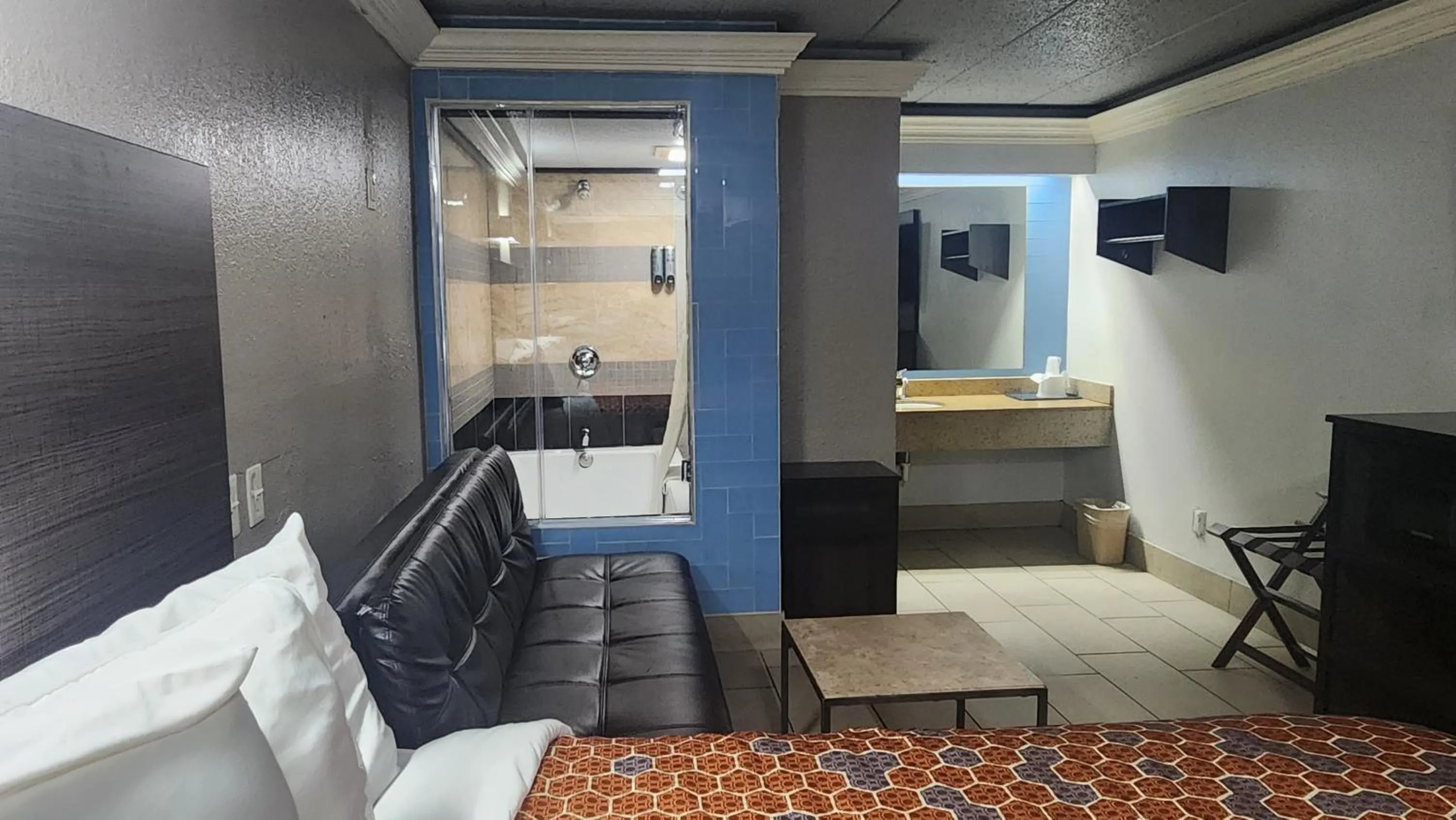 Bed in Americas Best Value Inn and Suites Little Rock