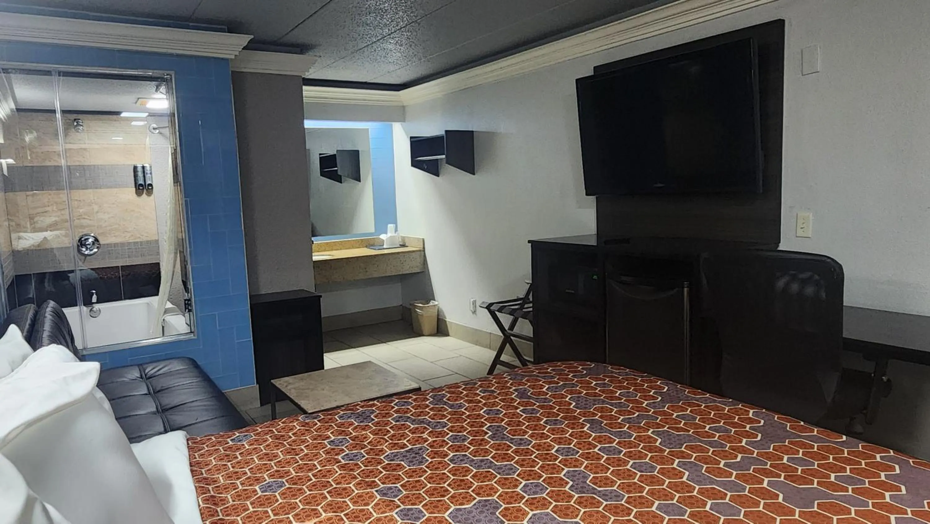 Hot Tub in Americas Best Value Inn and Suites Little Rock