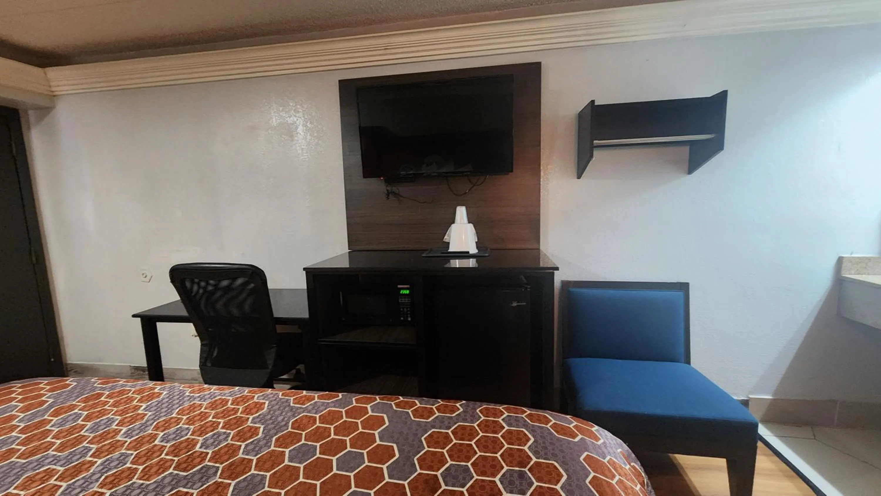 TV and multimedia in Americas Best Value Inn and Suites Little Rock