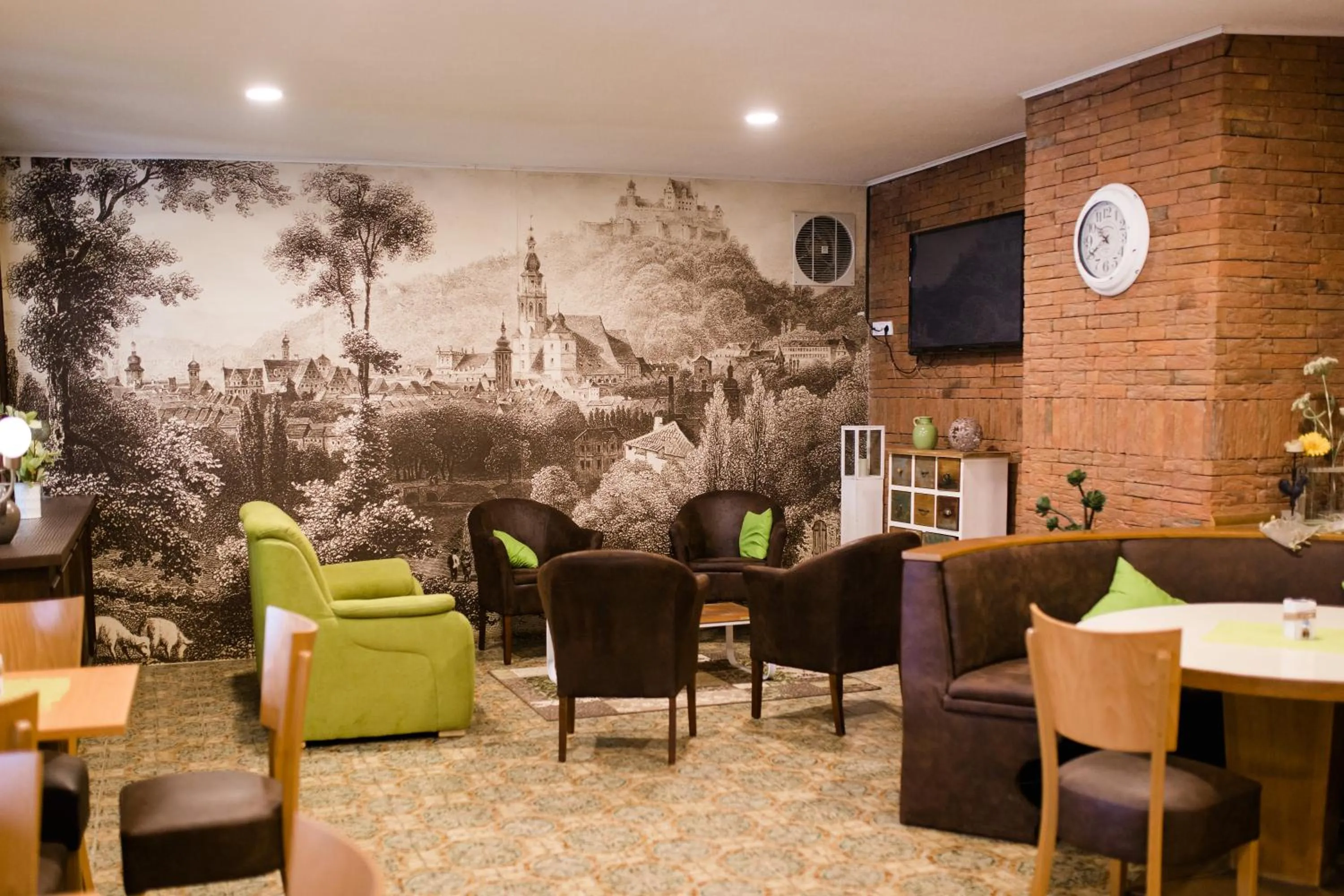 Communal lounge/ TV room in Gästehaus Loehnert GmbH