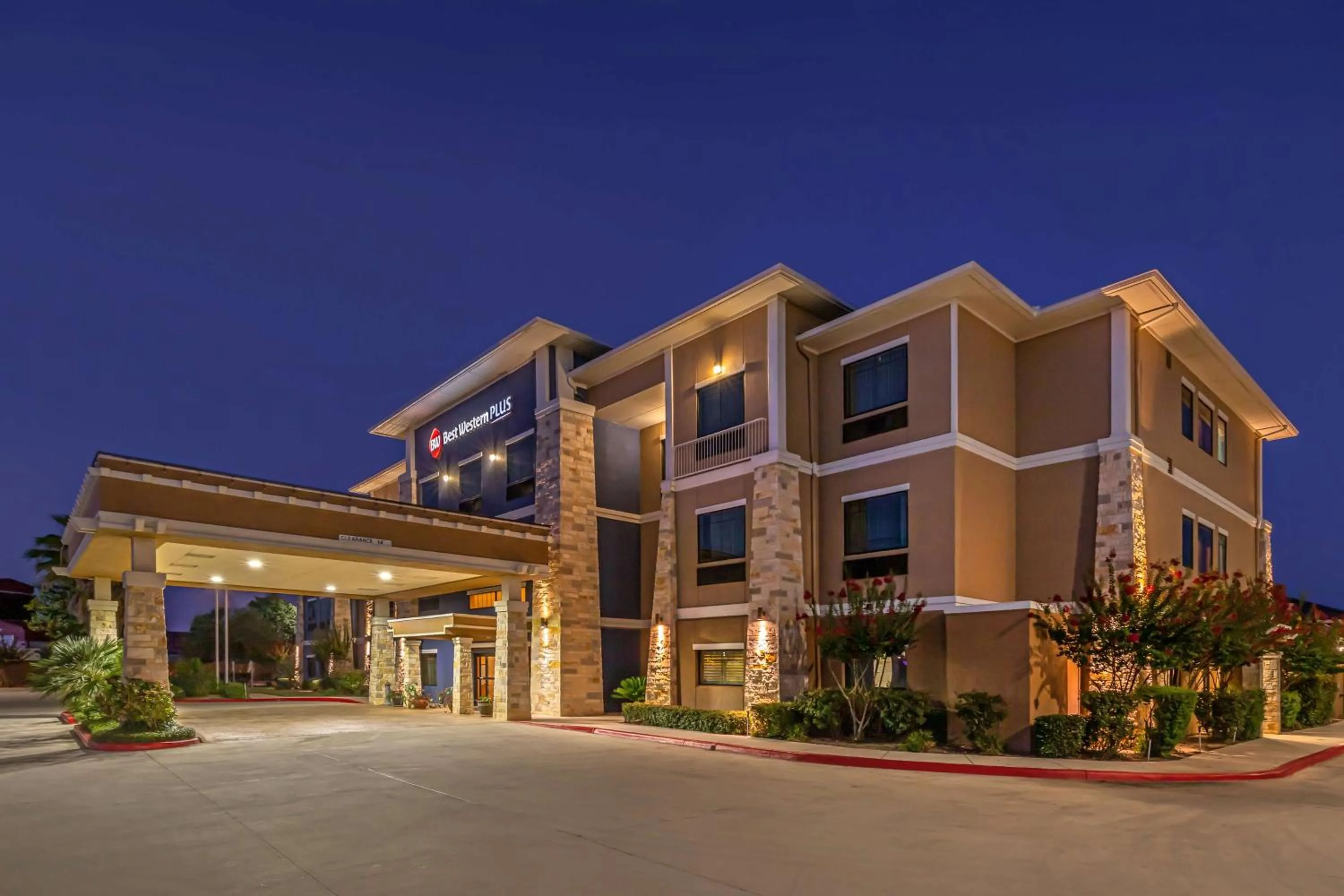 Property building in Best Western Plus Lytle Inn and Suites