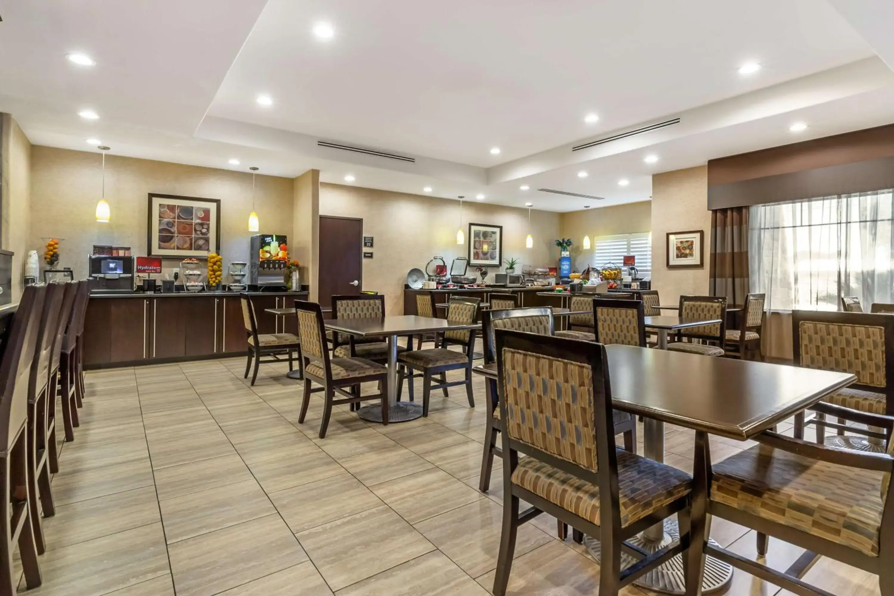 Breakfast in Best Western Plus Lytle Inn and Suites Breakfast in Best Western Plus Lytle Inn and Suites