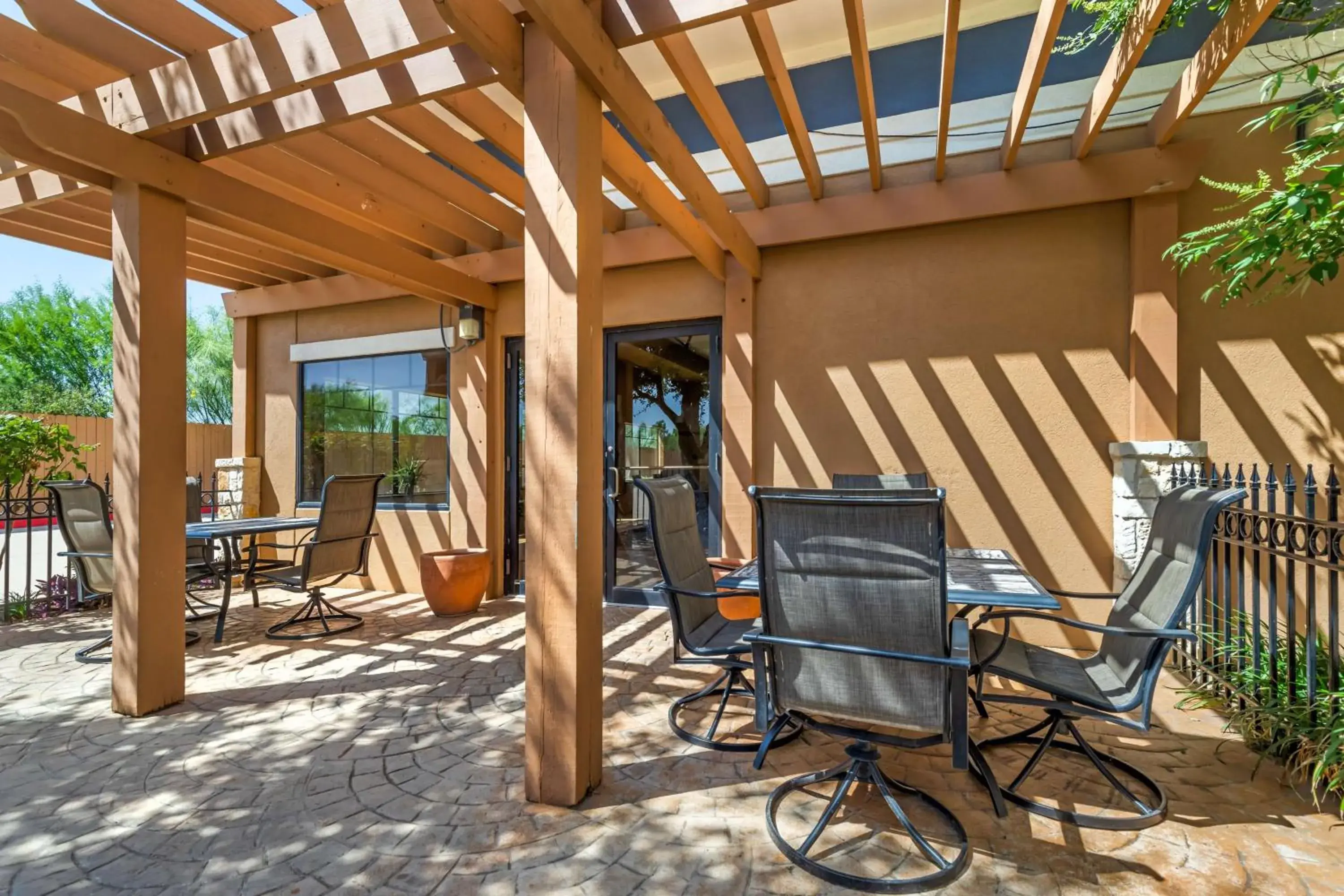 Property building in Best Western Plus Lytle Inn and Suites Property building in Best Western Plus Lytle Inn and Suites