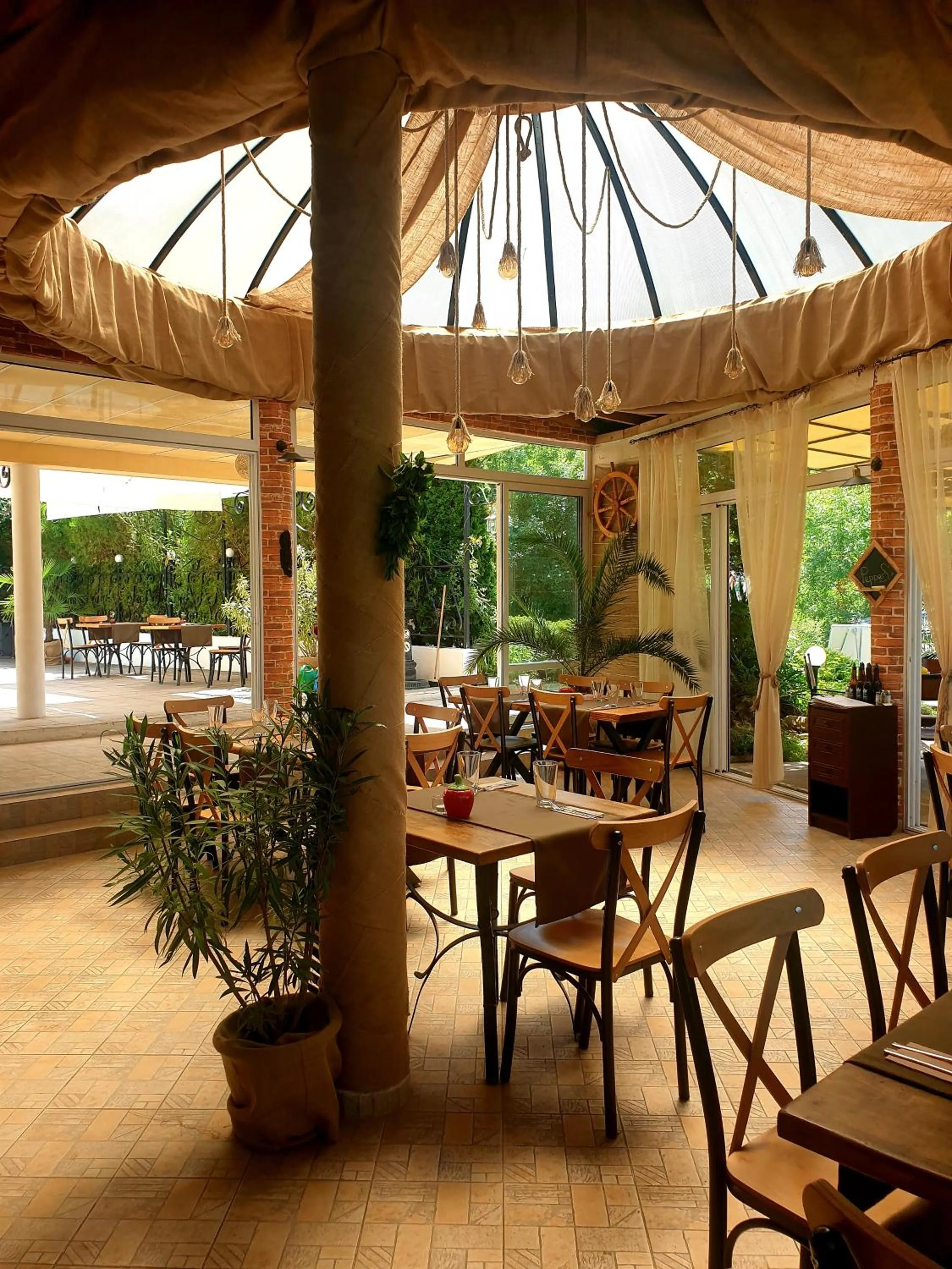 Restaurant/places to eat in Hotel Feniks Lozenets