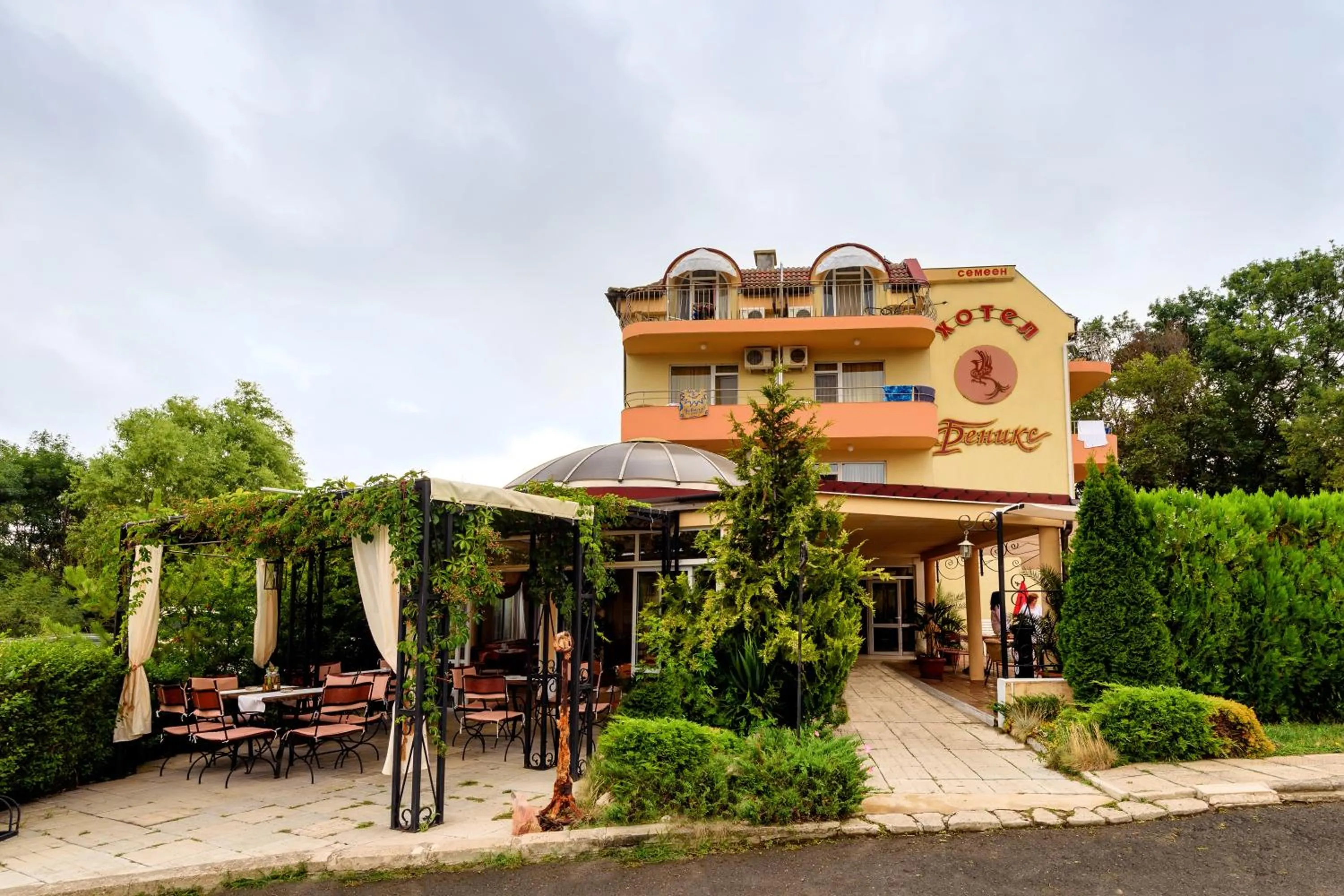 Facade/entrance in Hotel Feniks Lozenets