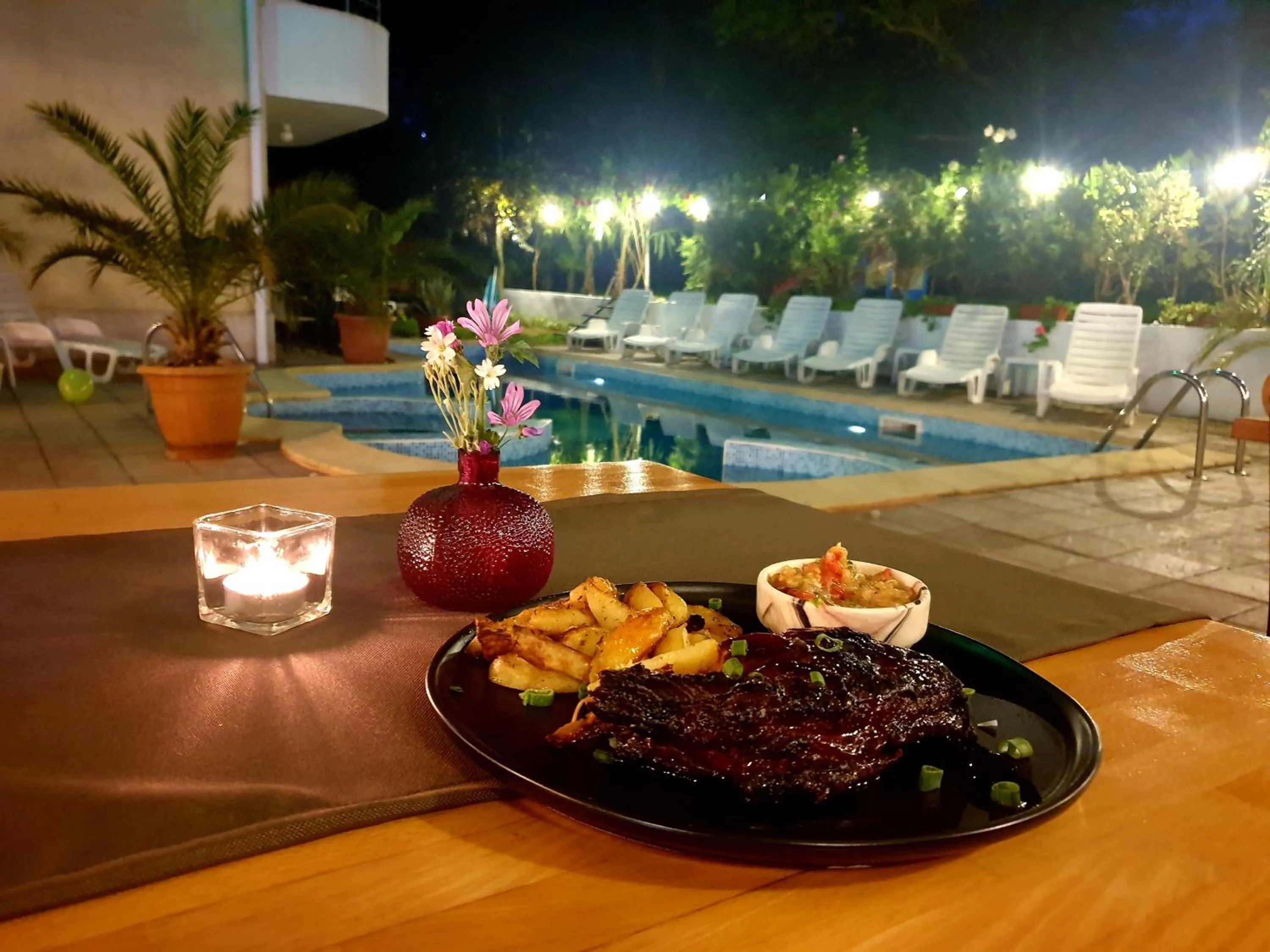 Restaurant/places to eat in Hotel Feniks Lozenets