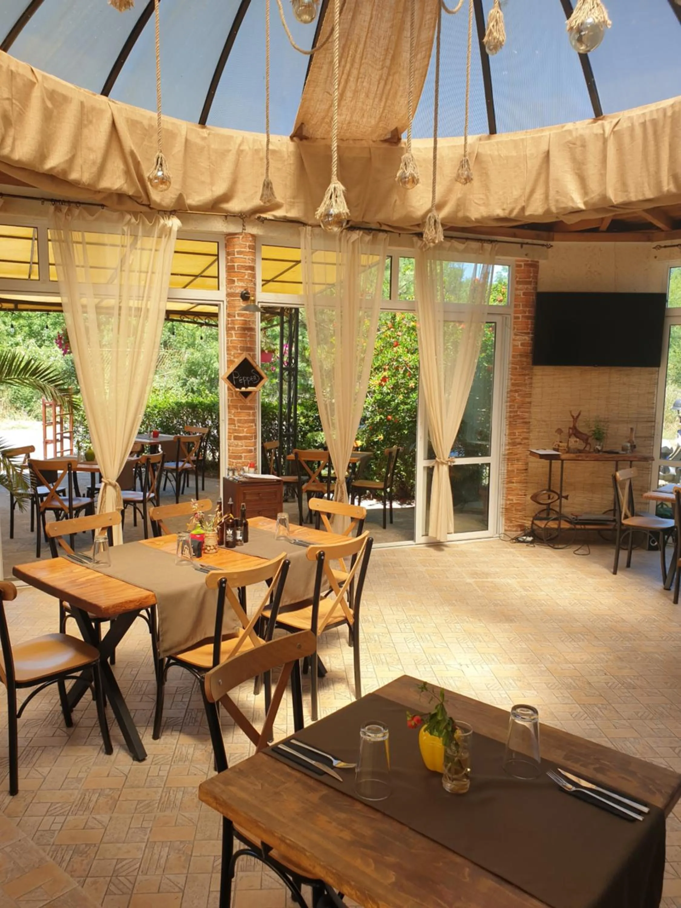Restaurant/places to eat in Hotel Feniks Lozenets
