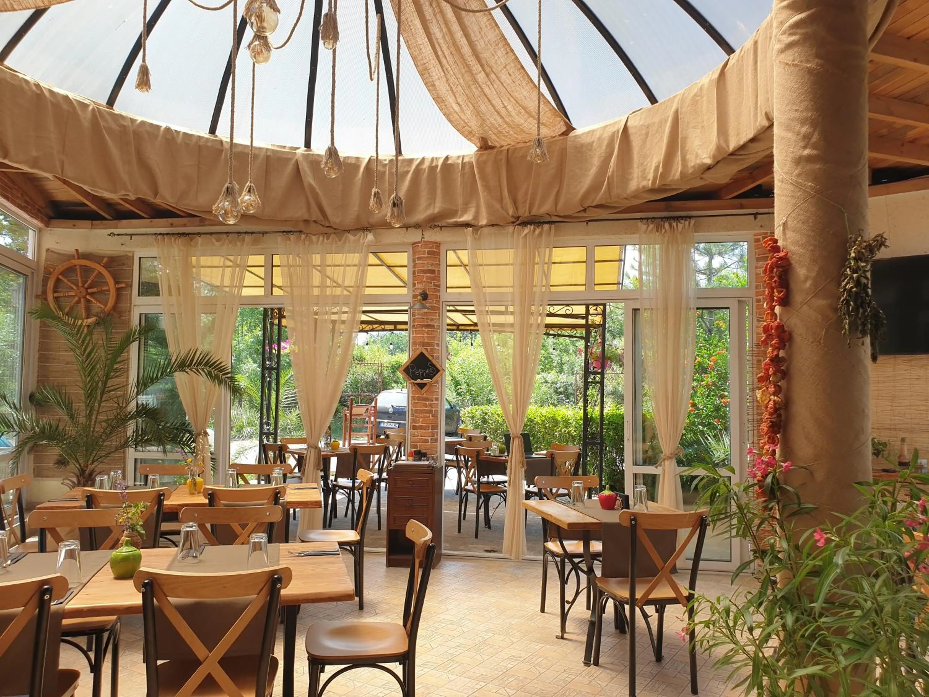 Restaurant/places to eat in Hotel Feniks Lozenets