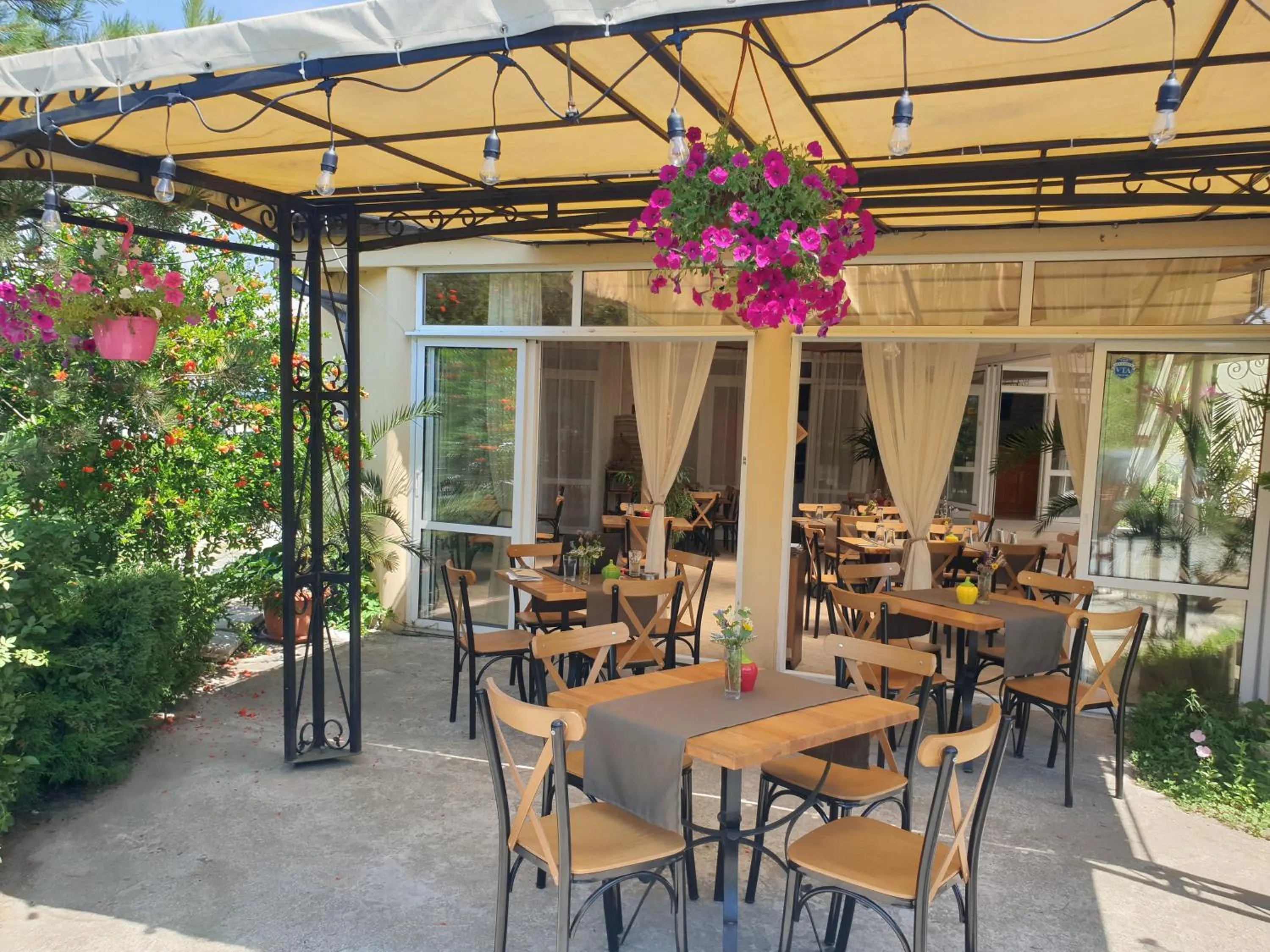 Restaurant/places to eat in Hotel Feniks Lozenets
