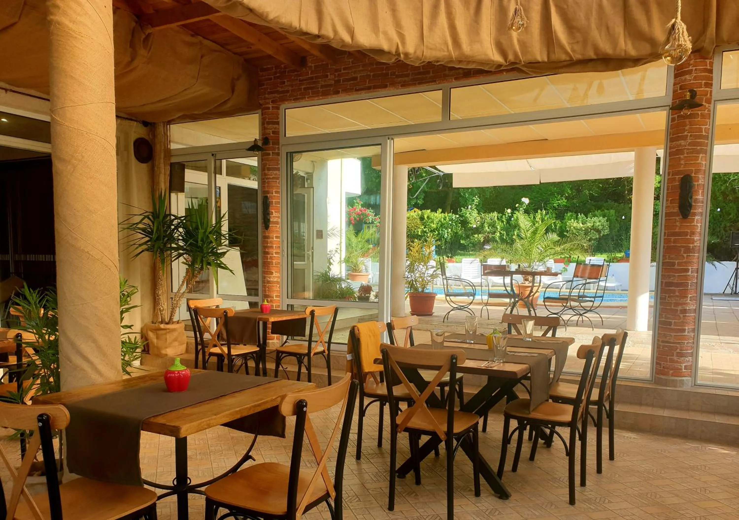 Restaurant/places to eat in Hotel Feniks Lozenets