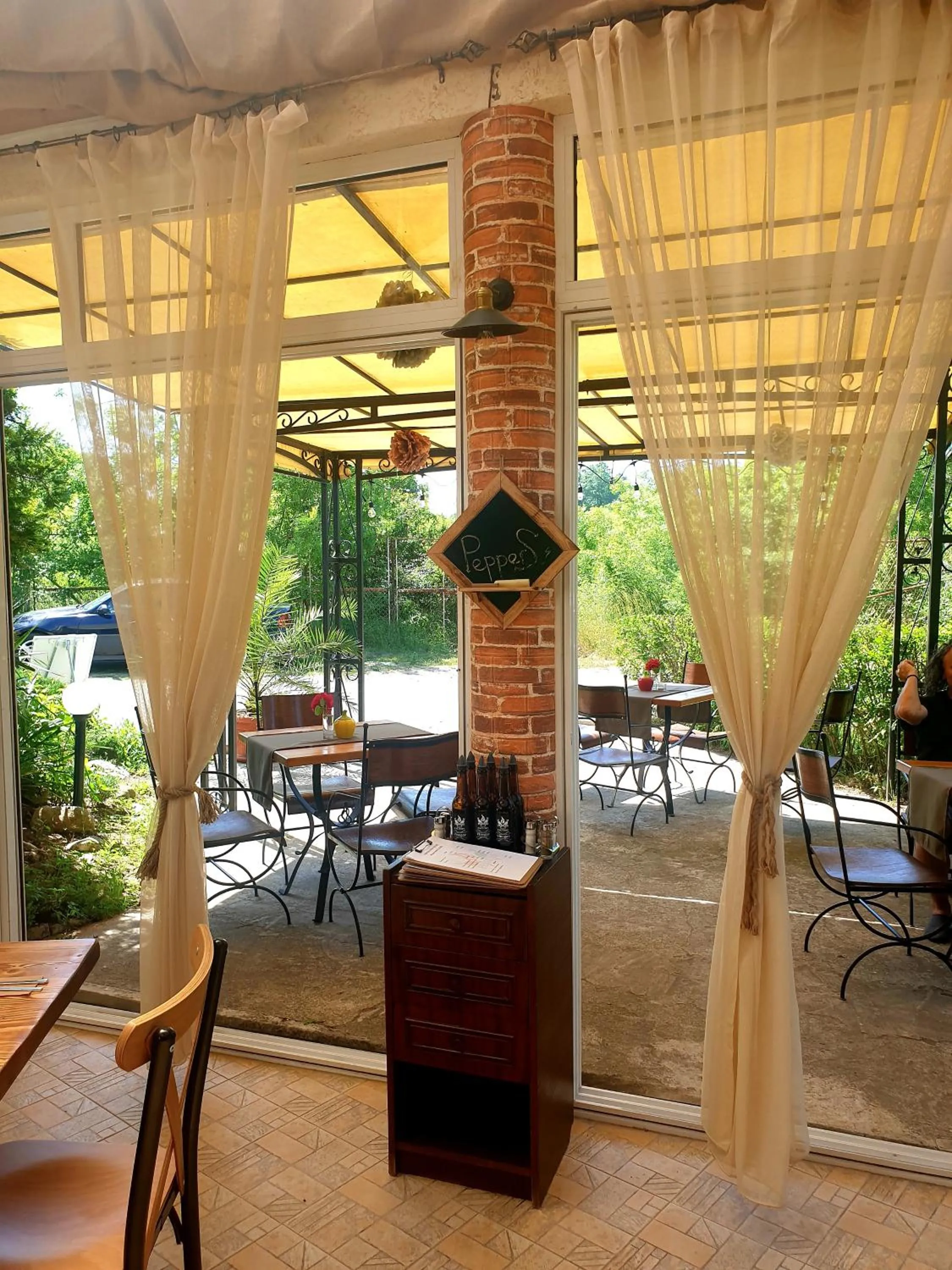 Restaurant/places to eat in Hotel Feniks Lozenets