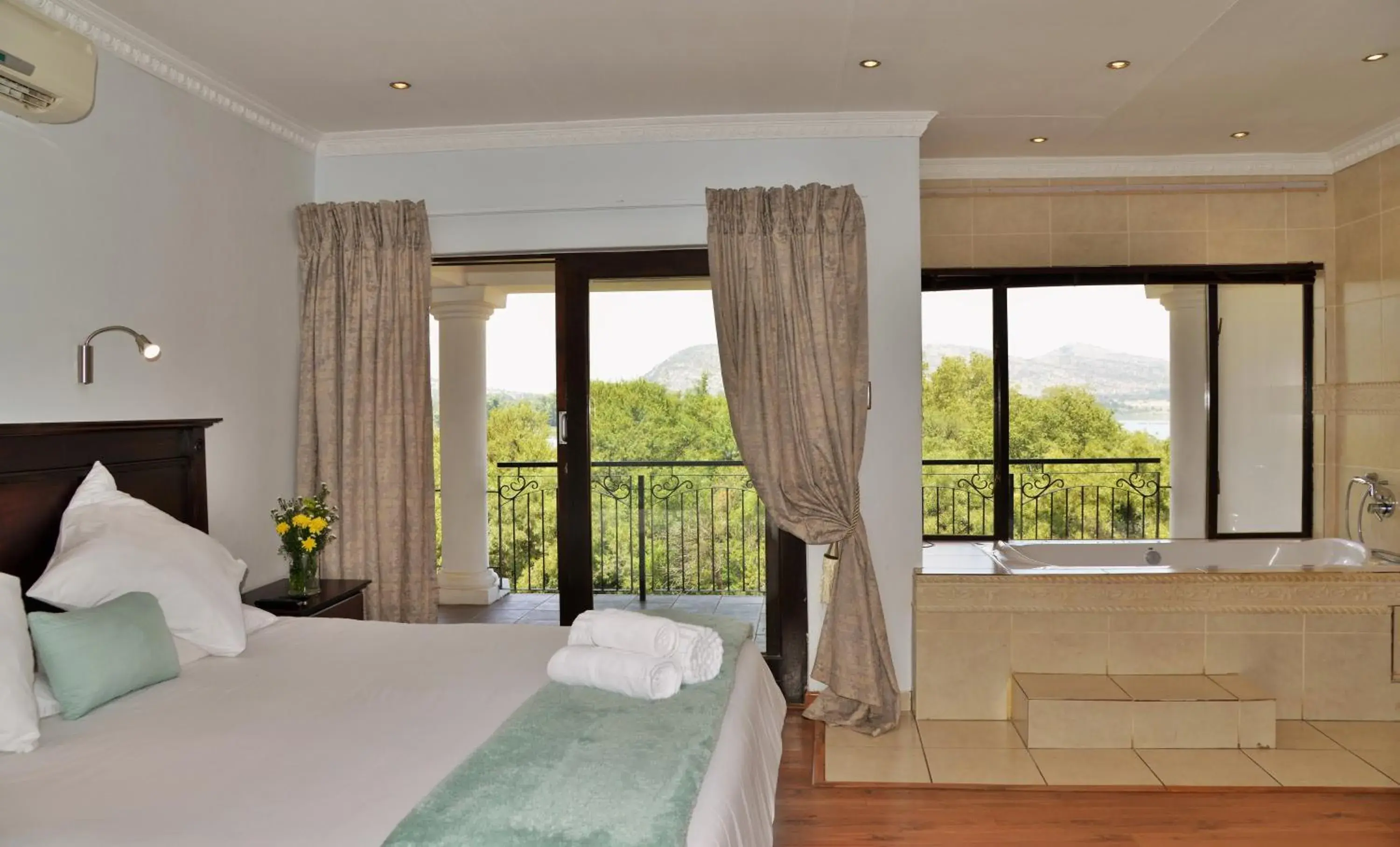 Basic King Room in Indlovukazi Guesthouse Basic King Room in Indlovukazi Guesthouse