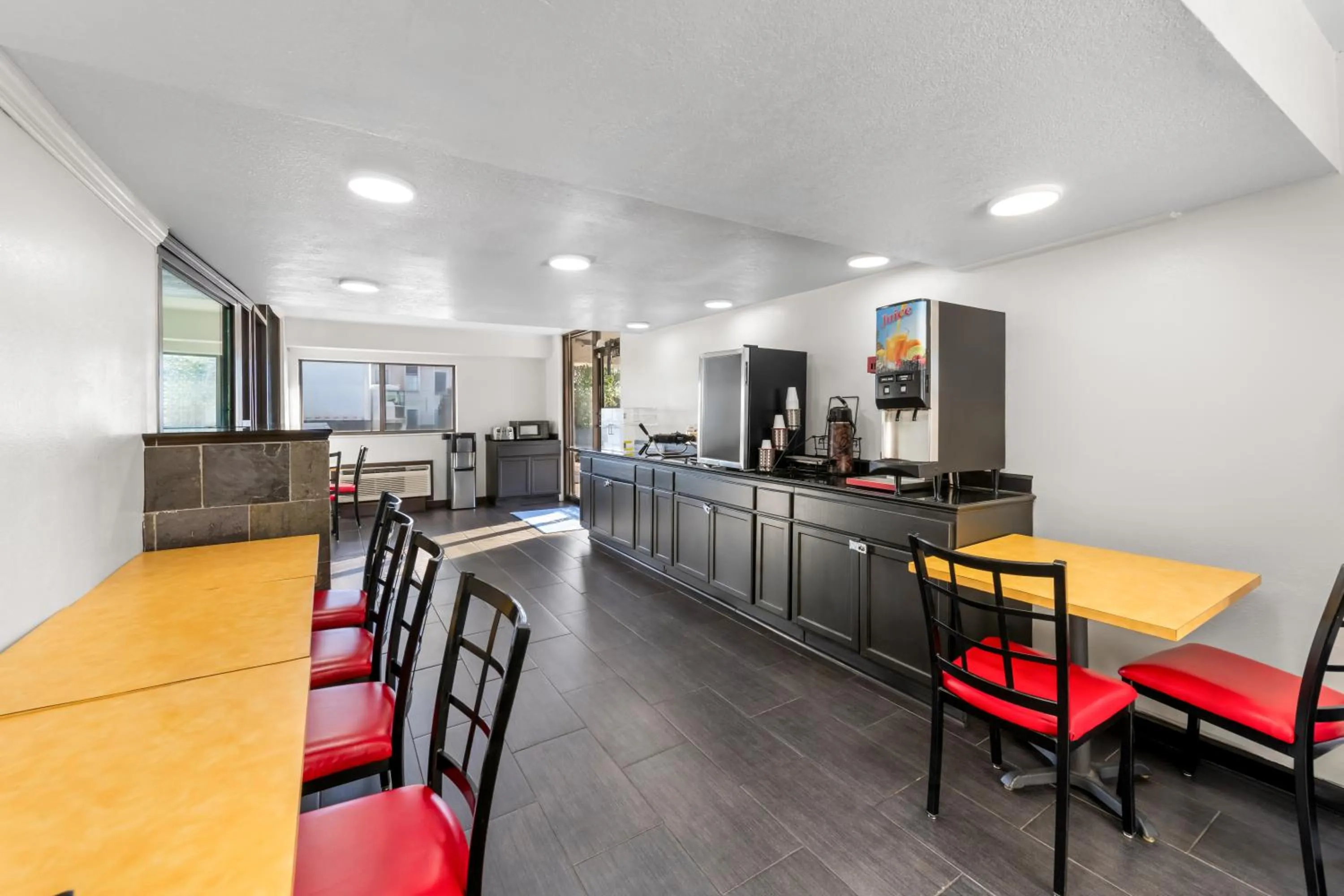 Breakfast in Americas Best Value Inn Kansas City East - Independence