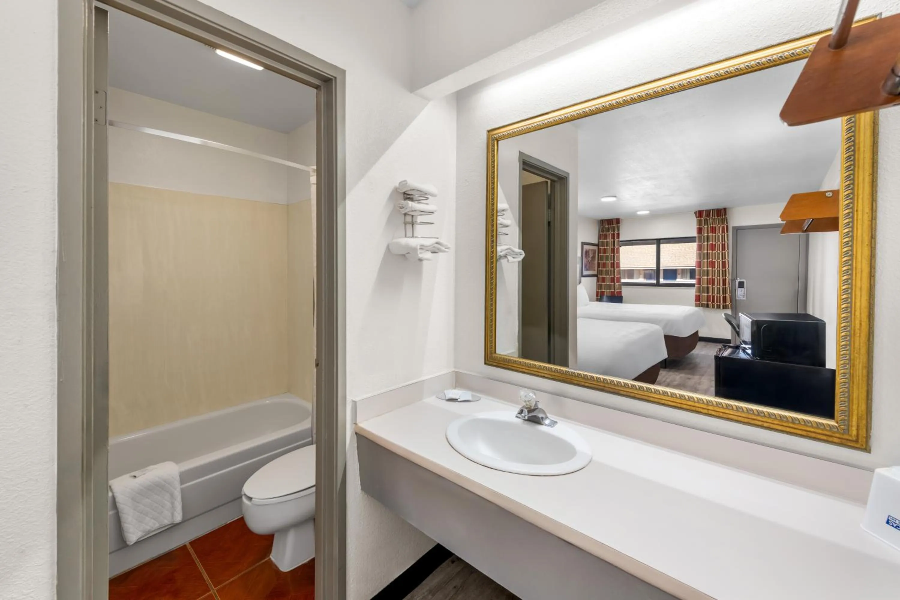 Bathroom in Americas Best Value Inn Kansas City East - Independence